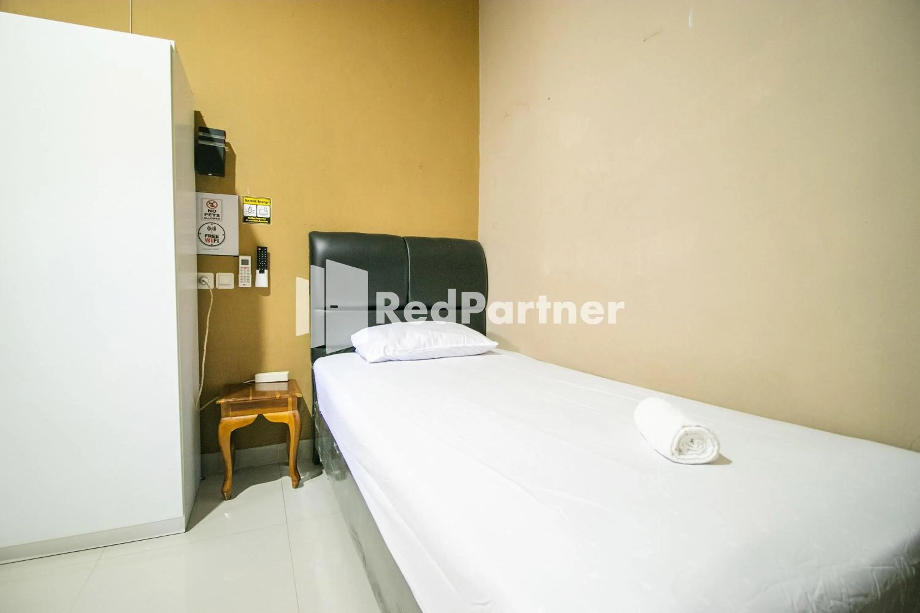 Bedroom, Bed in Kedyla Homestay Syariah Patangpuluhan Malioboro Area Yogyakarta RedPartner
