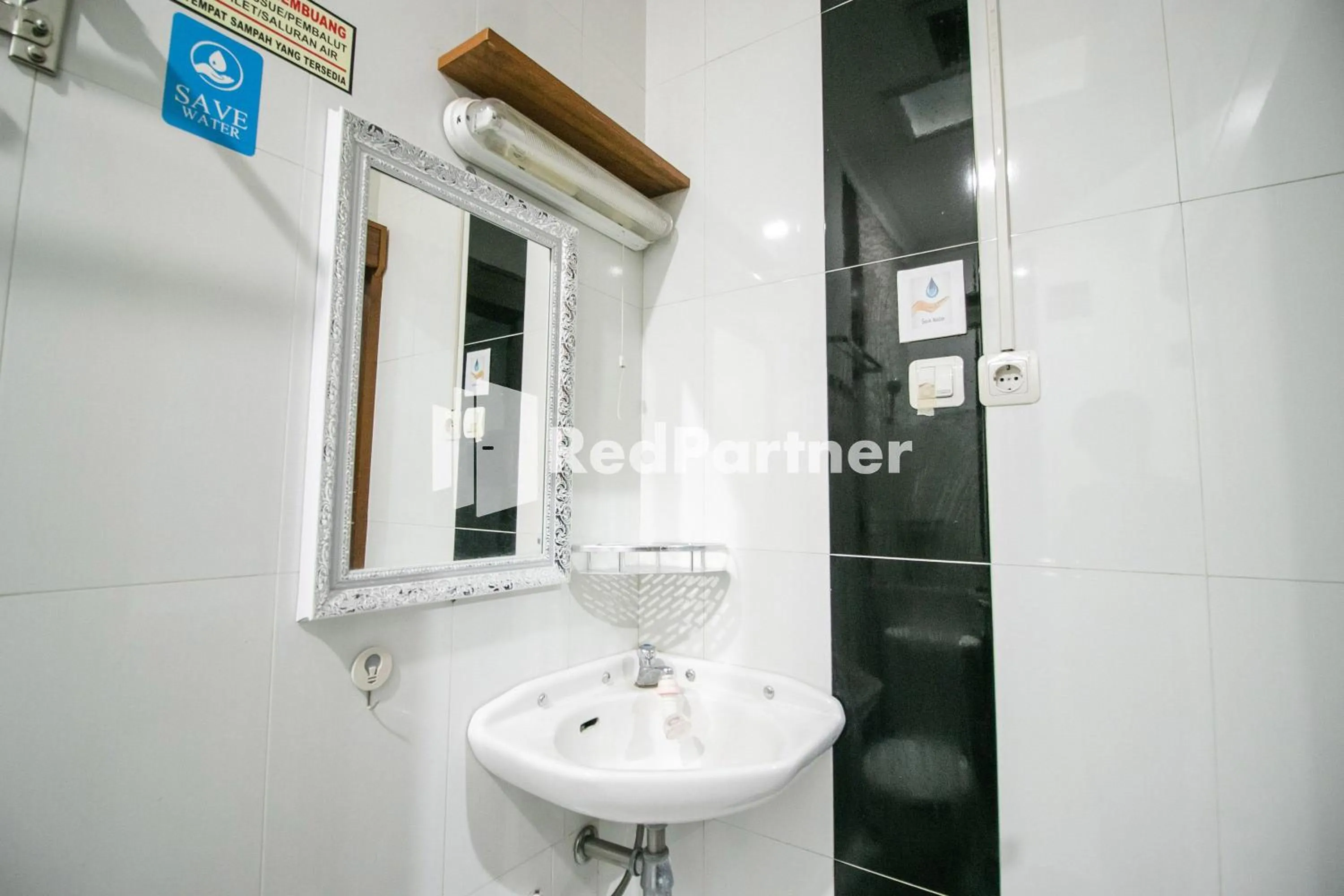 Bathroom in Kedyla Homestay Syariah Patangpuluhan Malioboro Area Yogyakarta RedPartner