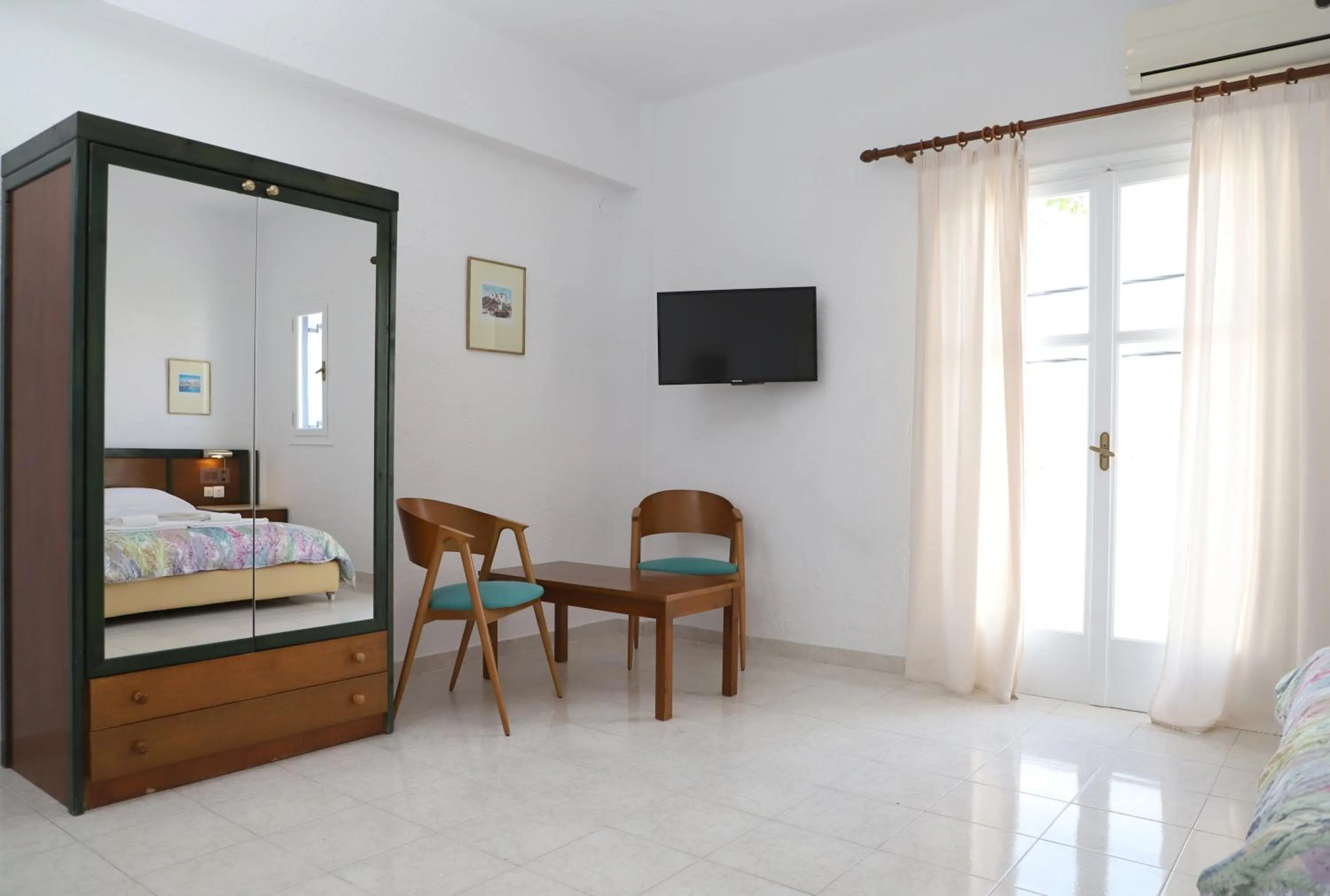 wardrobe, Bed in Villea Village