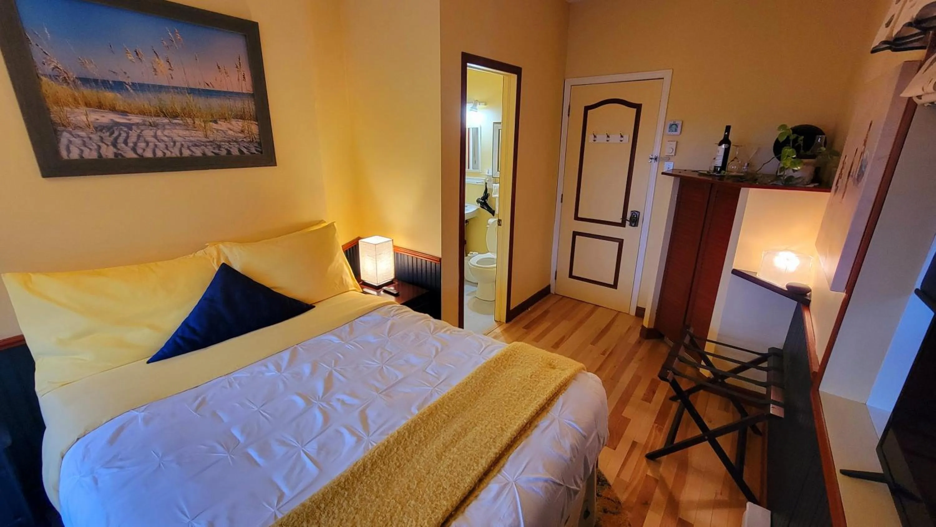 Double Room with Sea View in Kokomo INN Bed and Breakfast Ottawa-Gatineau's Only Tropical Riverfront B&B on the National Capital Cycling Pathway Route Verte #1 - for Adults Only - Chambre d'hôtes tropical aux berges des Outaouais BnB #17542O