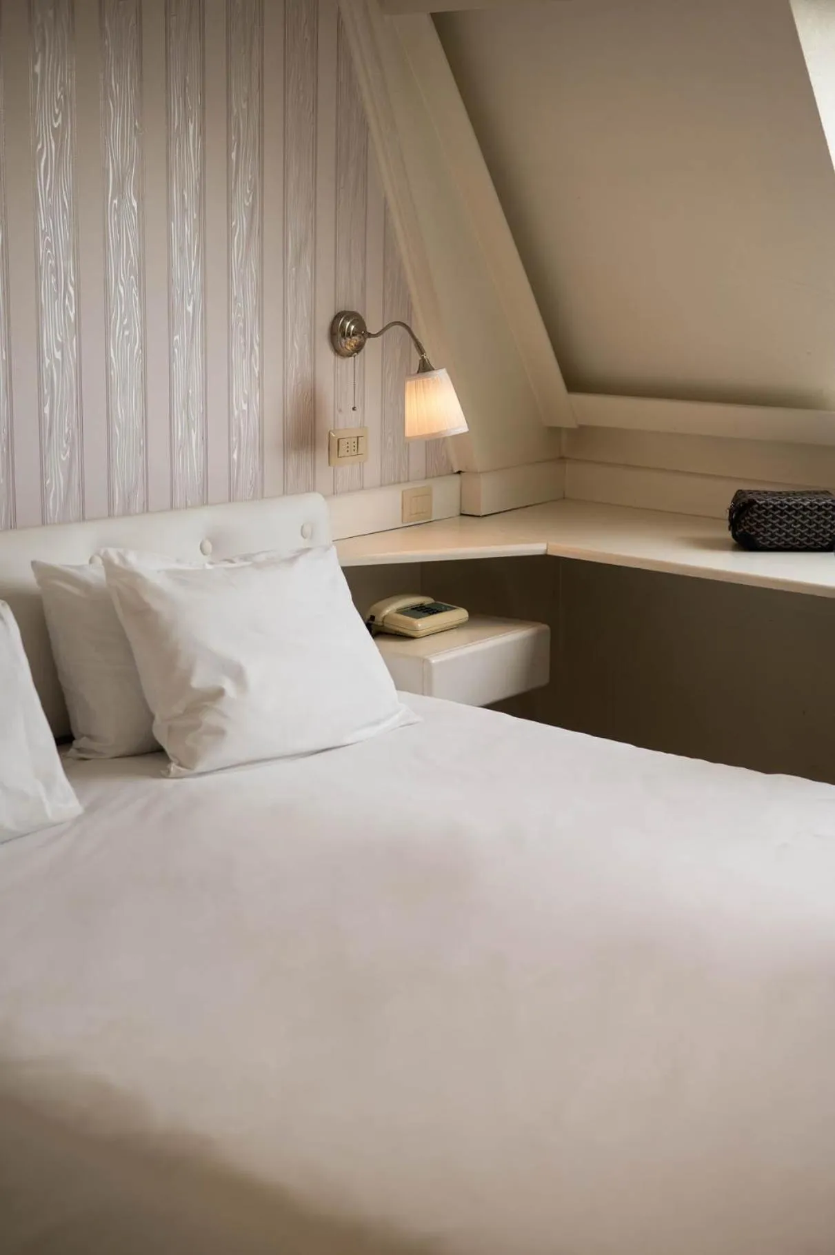 Bed in Axolute Comfort Hotel Como Cantù