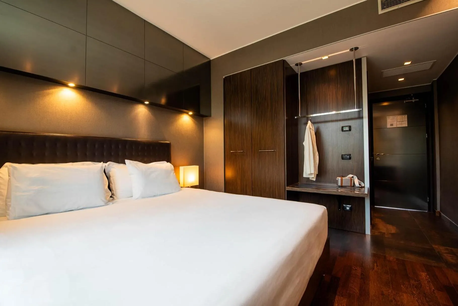 Bed in Axolute Comfort Hotel Como Cantù