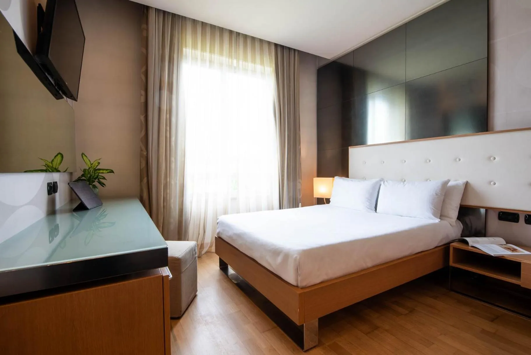 Bed in Axolute Comfort Hotel Como Cantù