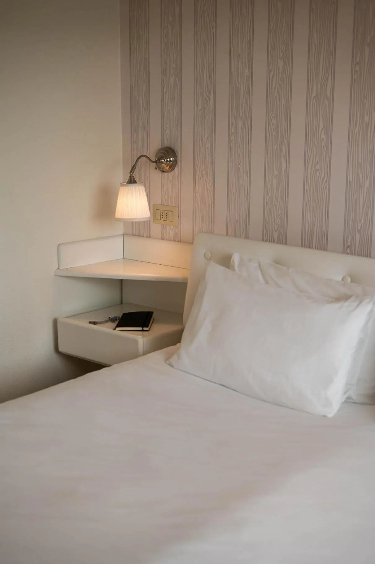 Bed in Axolute Comfort Hotel Como Cantù