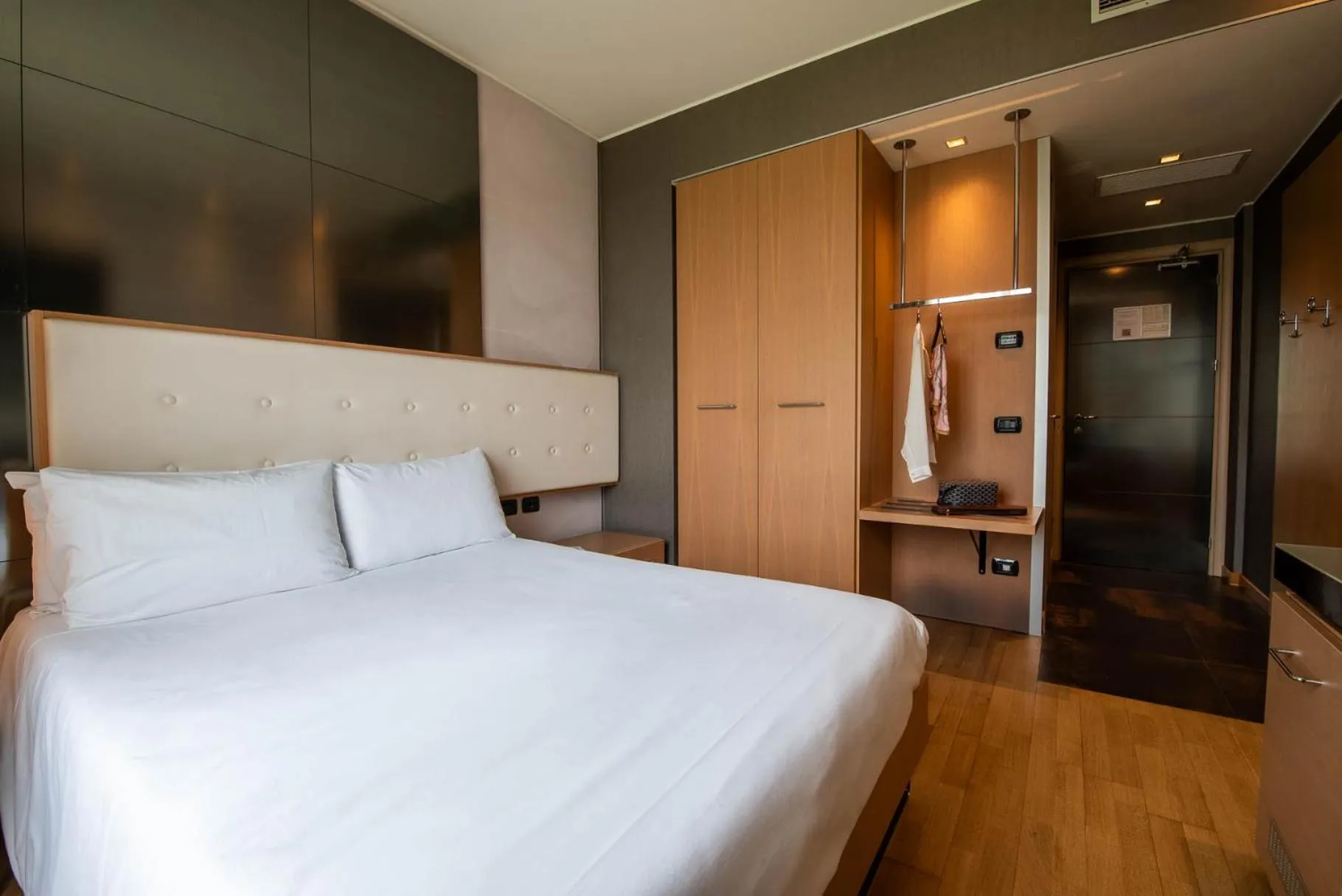 Bed in Axolute Comfort Hotel Como Cantù