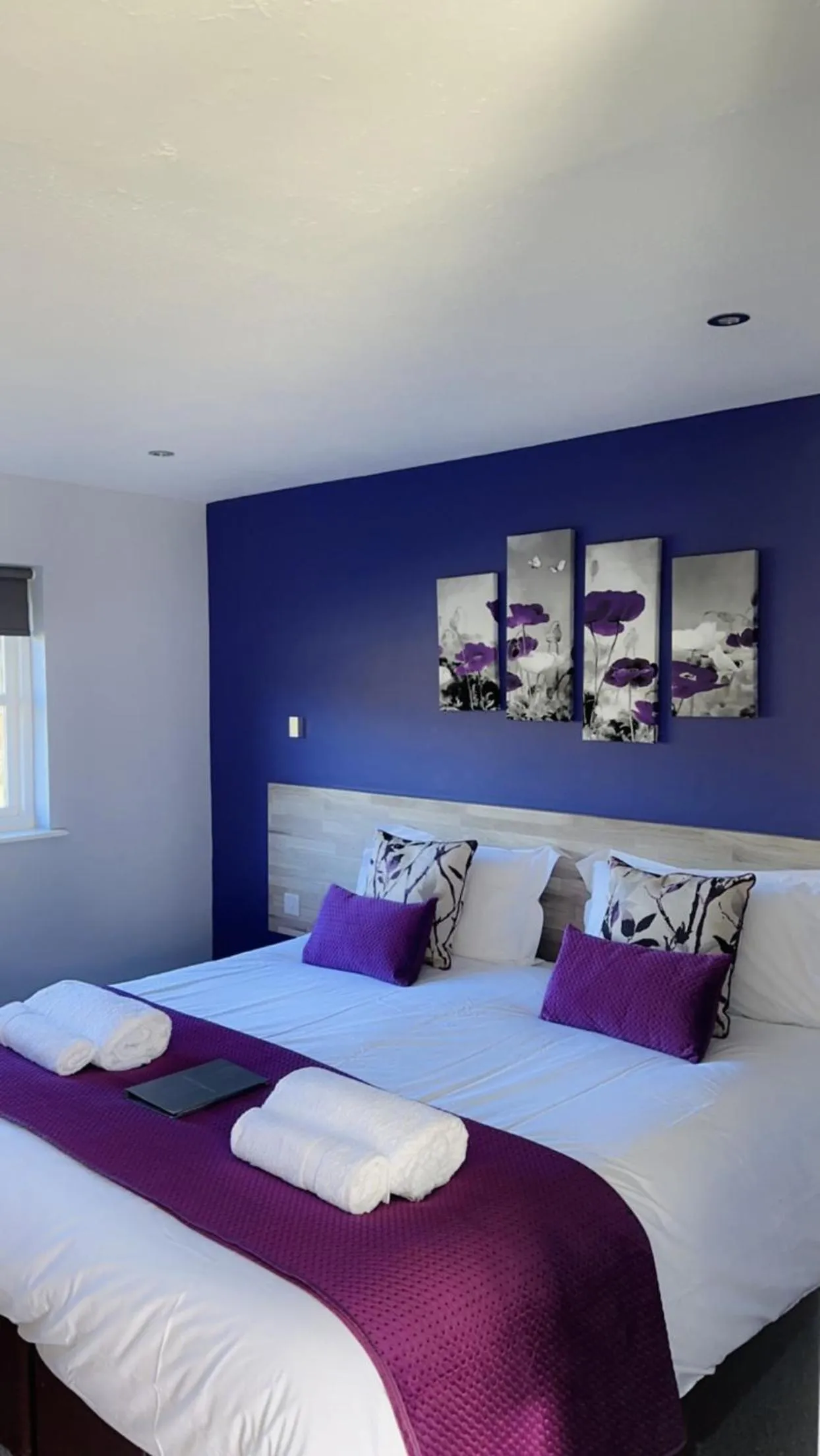 Bedroom, Bed in The Woolpack Inn