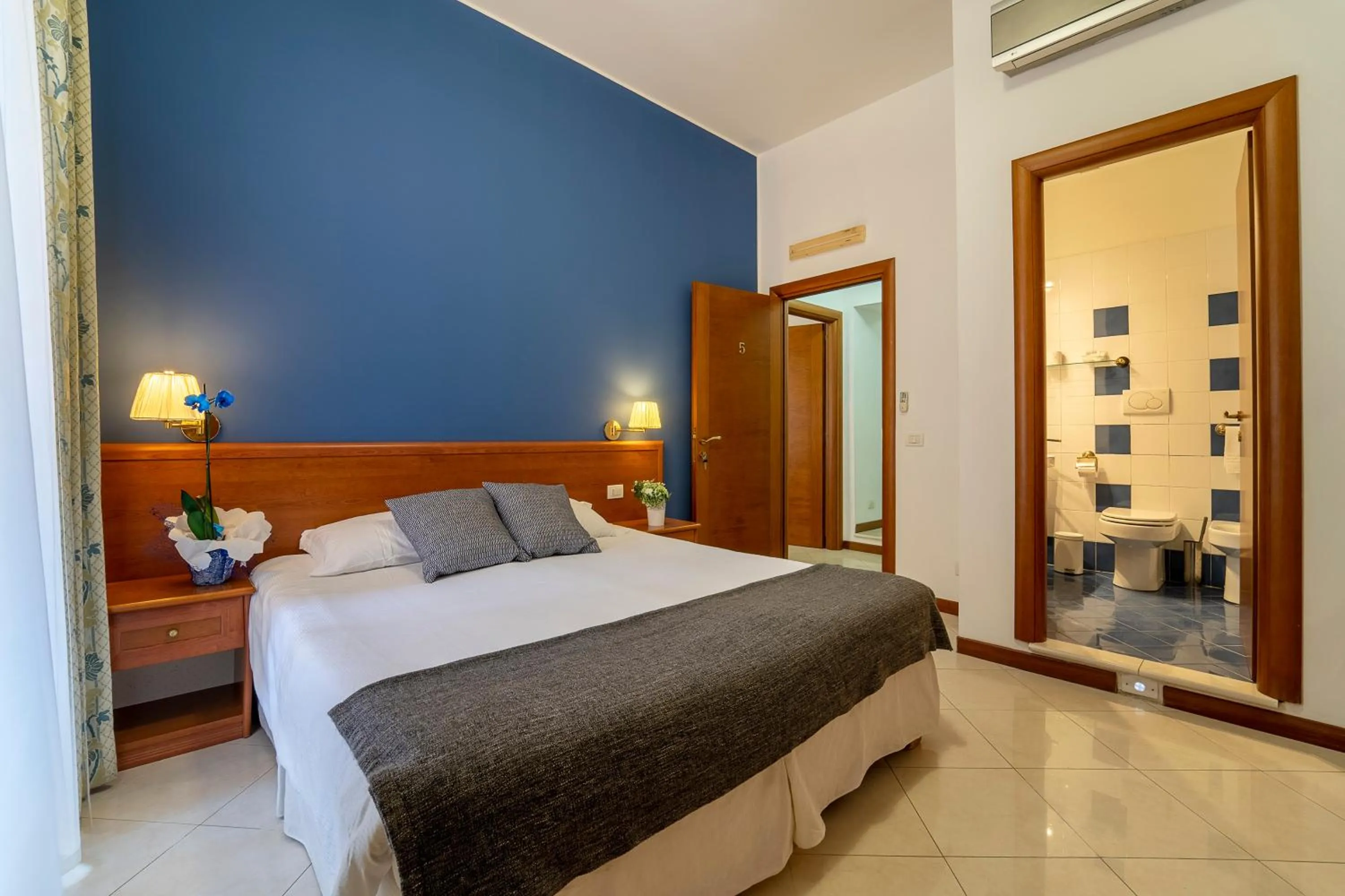 Photo of the whole room, Bed in il passetto