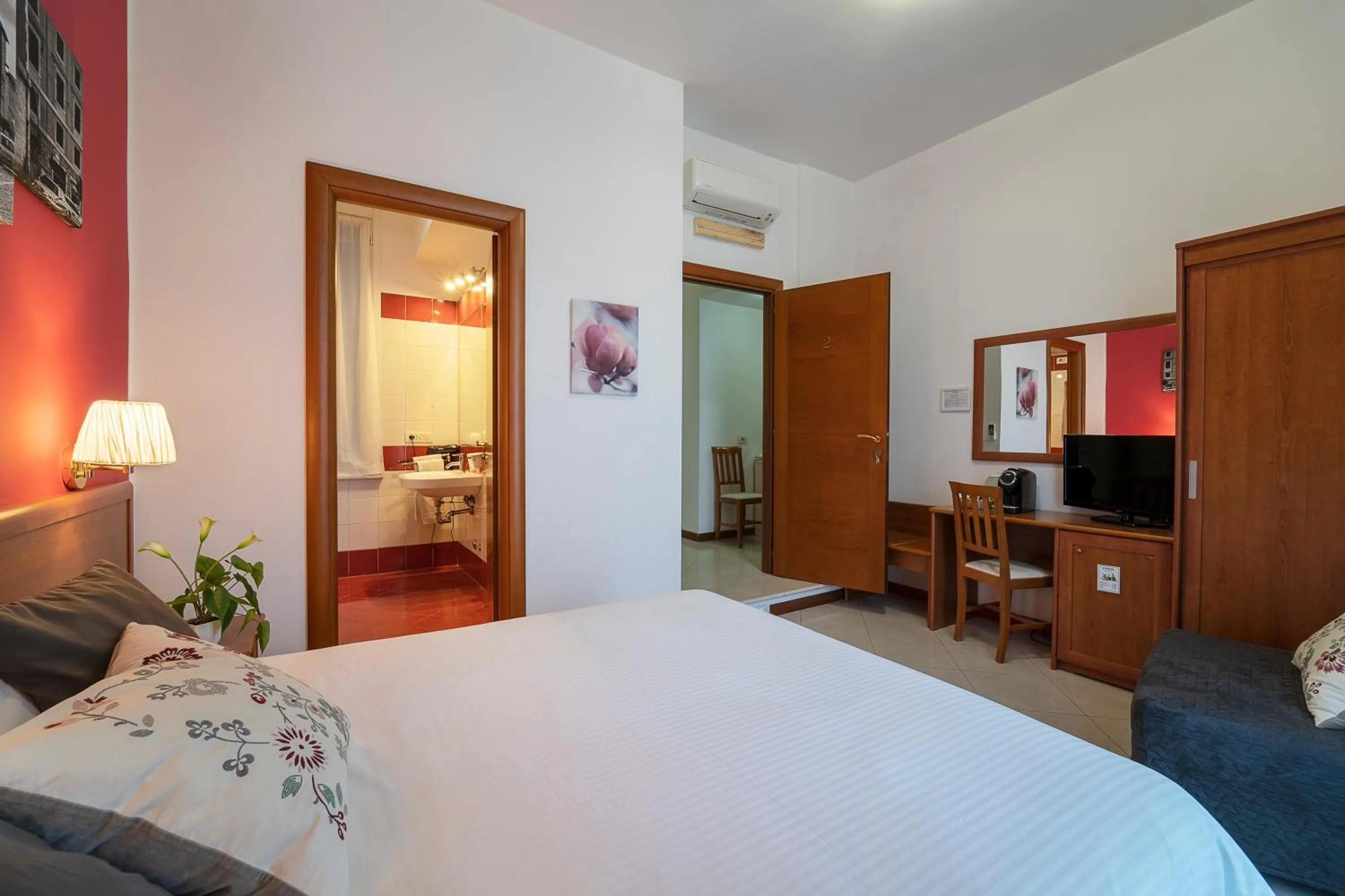 Photo of the whole room, Bed in il passetto