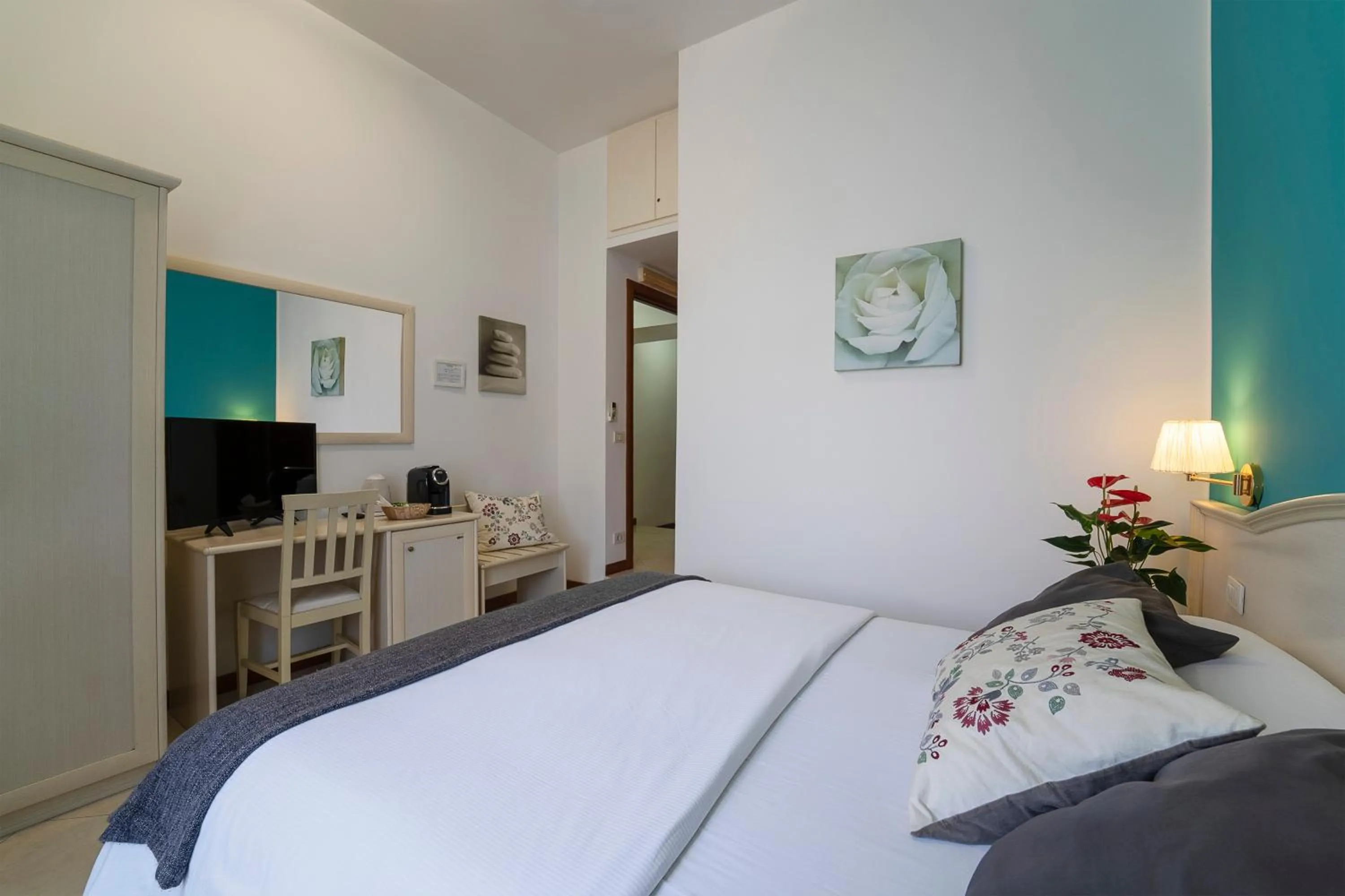 Photo of the whole room, Bed in il passetto