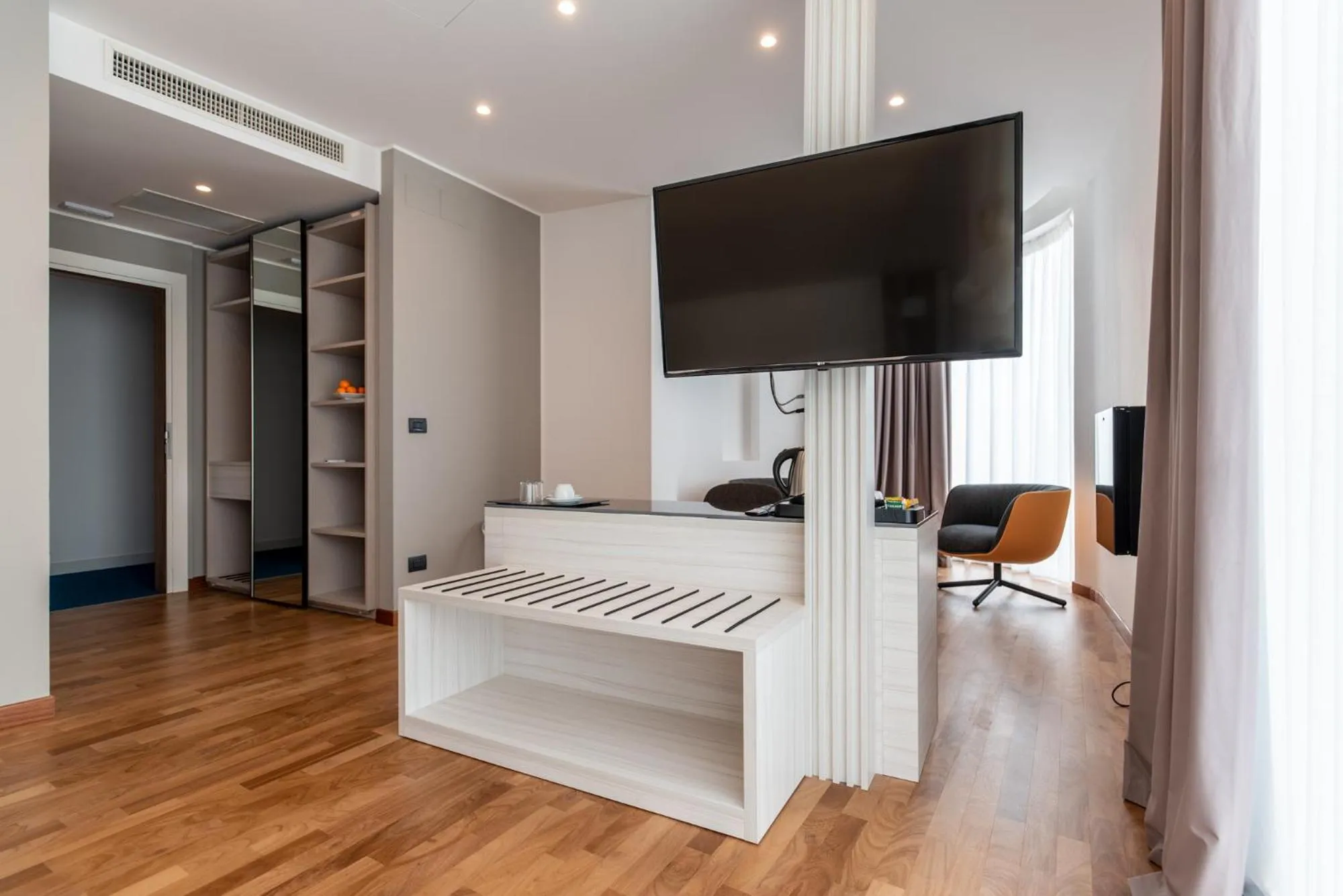 hair dresser in Sestante Marina Motel