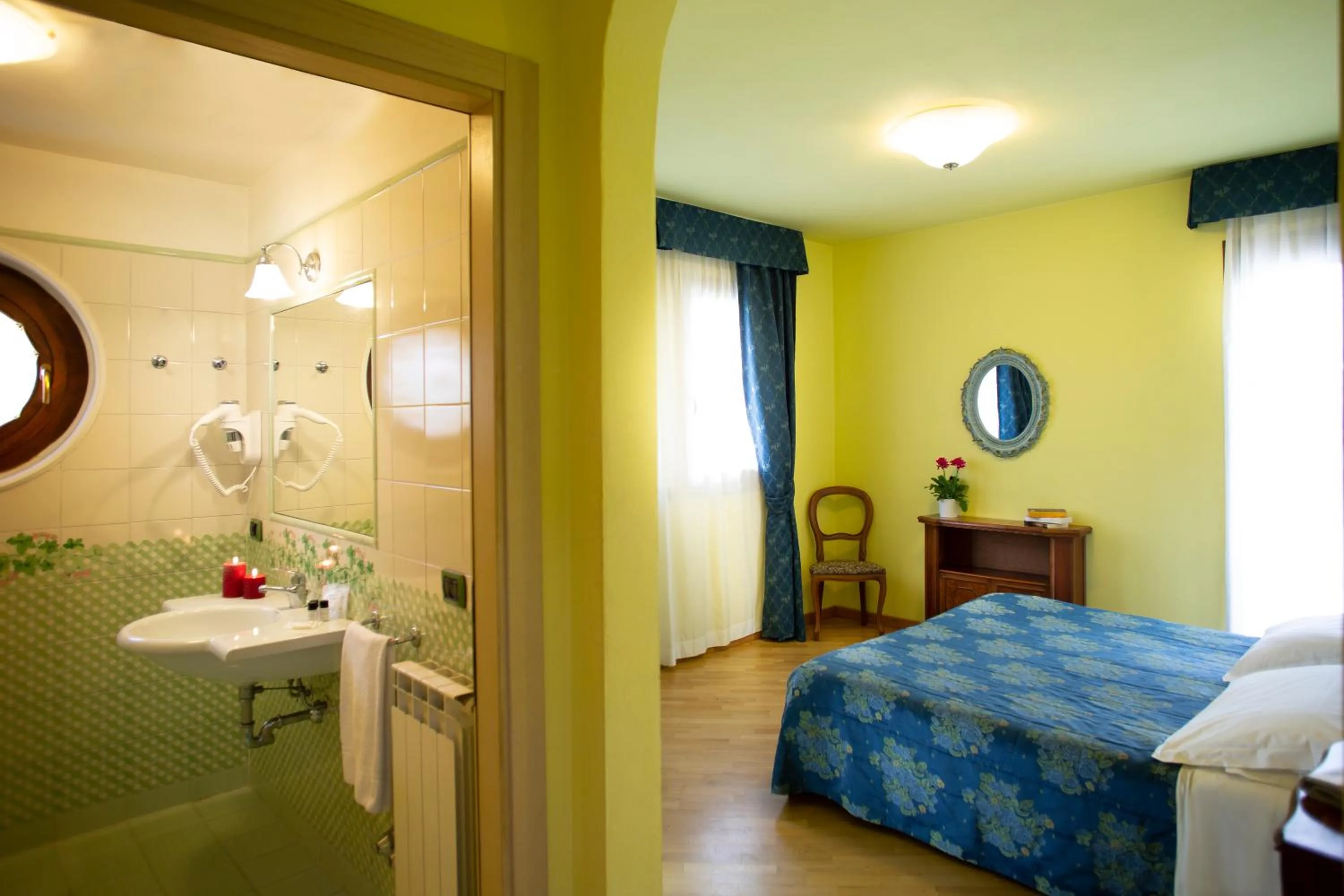Shower, Bed in Hotel Ristorante Piccolo Chianti