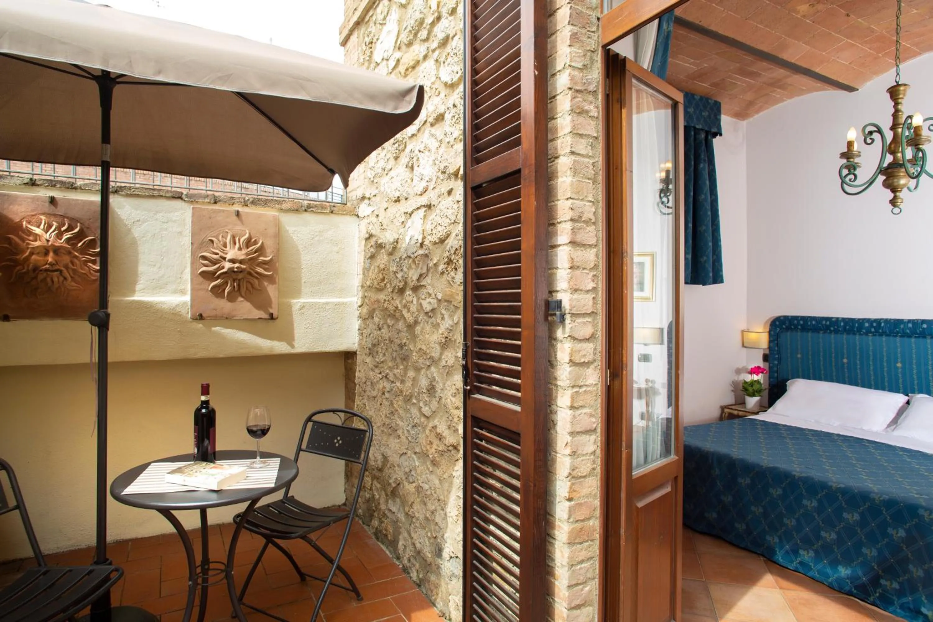 Shower, Bed in Hotel Ristorante Piccolo Chianti