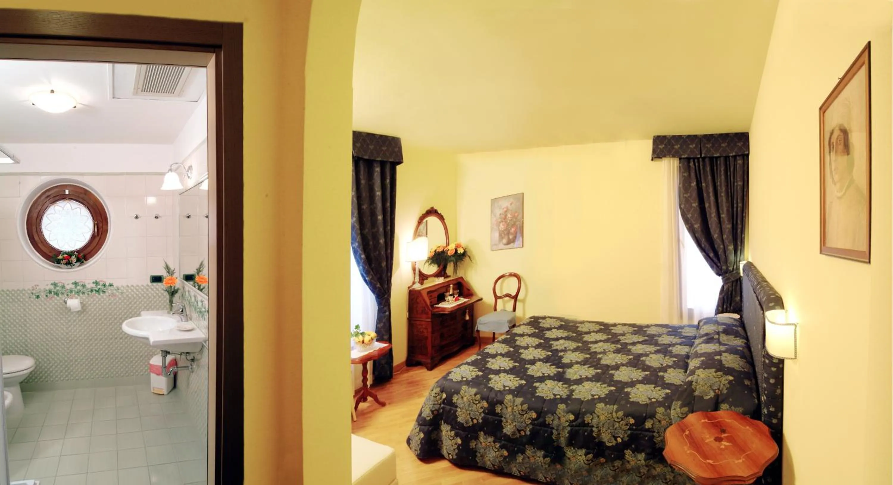 Bathroom, Bed in Hotel Ristorante Piccolo Chianti