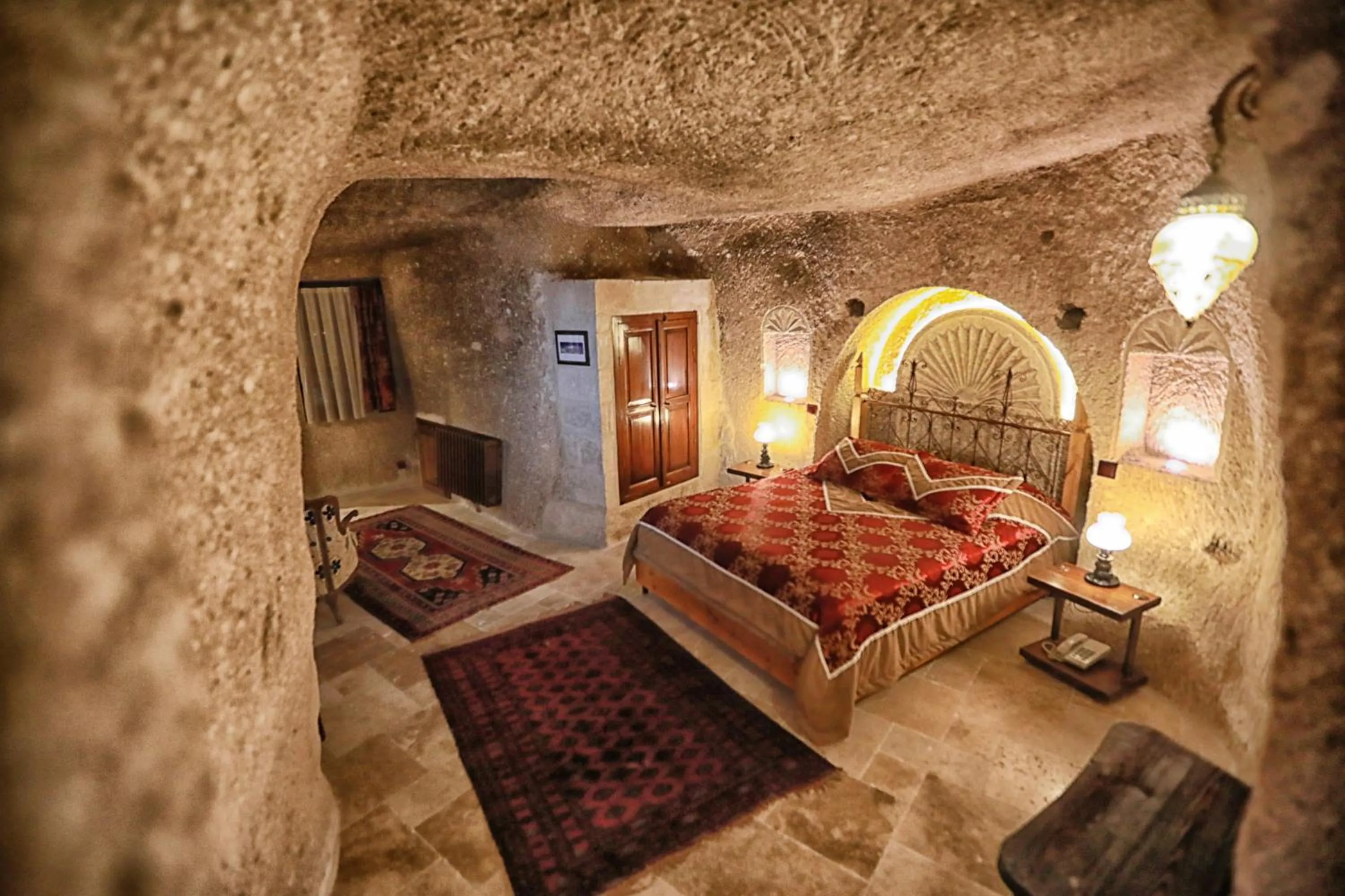 Seating area, Bed in Traveller's Cave Hotel