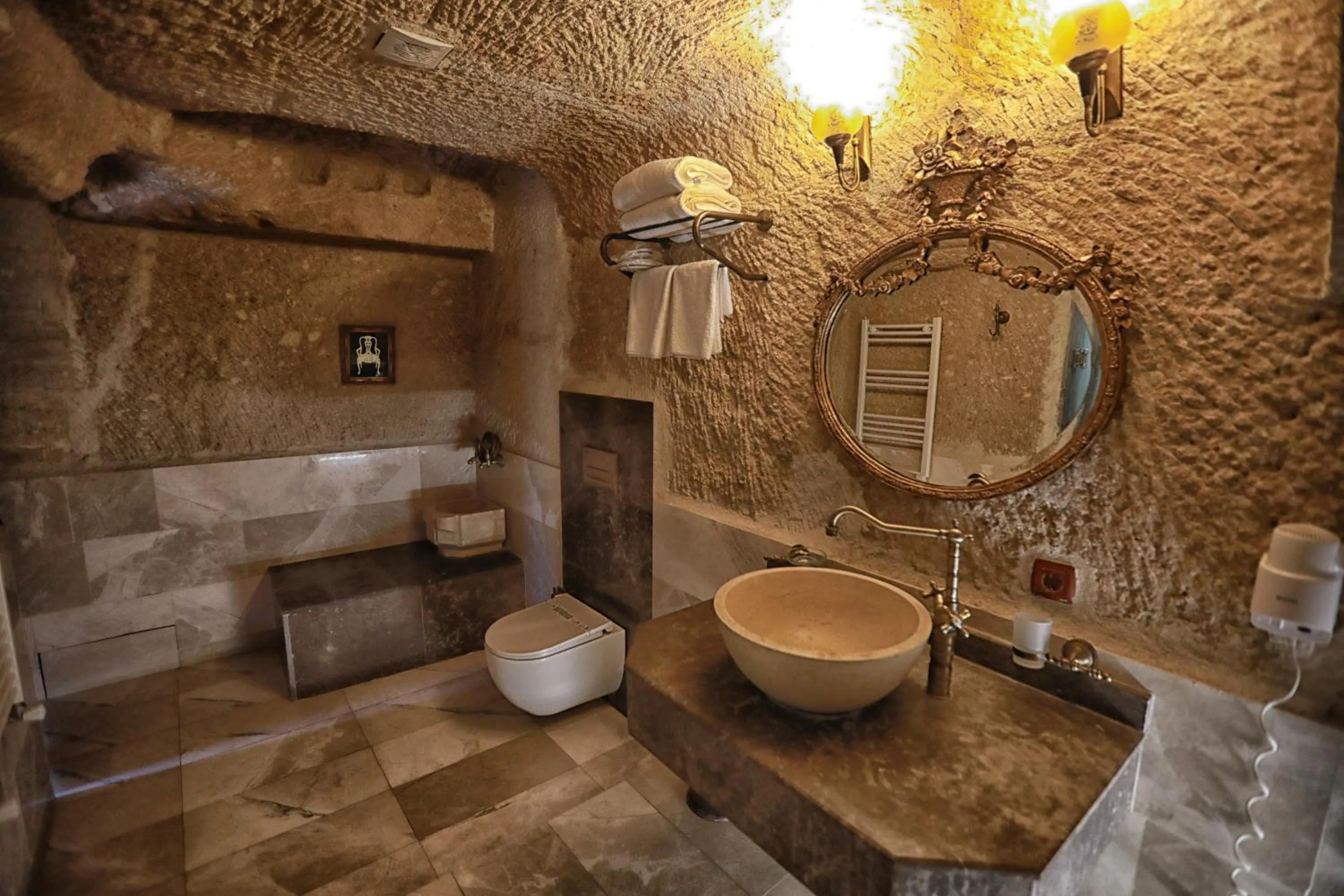 Toilet in Traveller's Cave Hotel