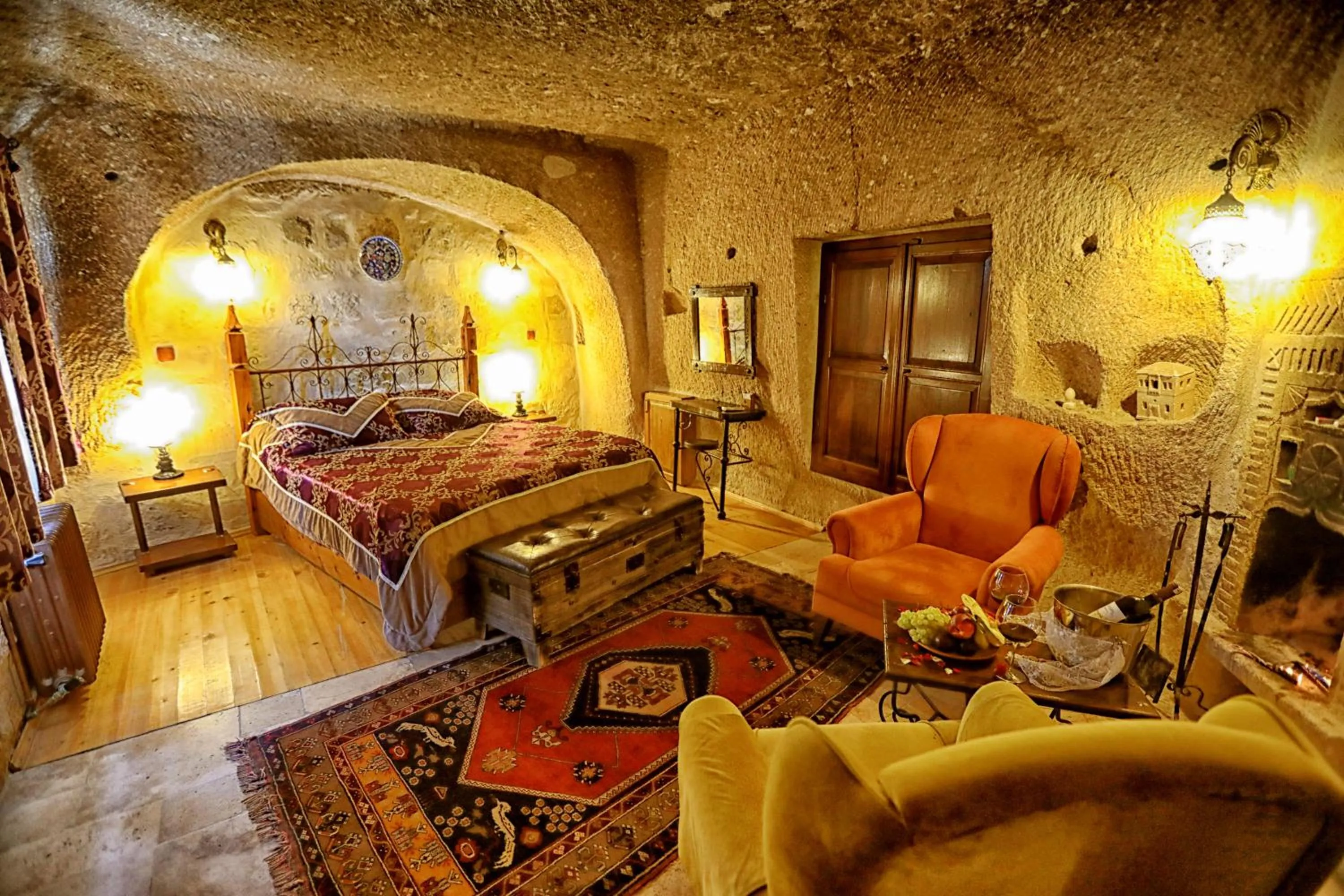 Bedroom, Bed in Traveller's Cave Hotel