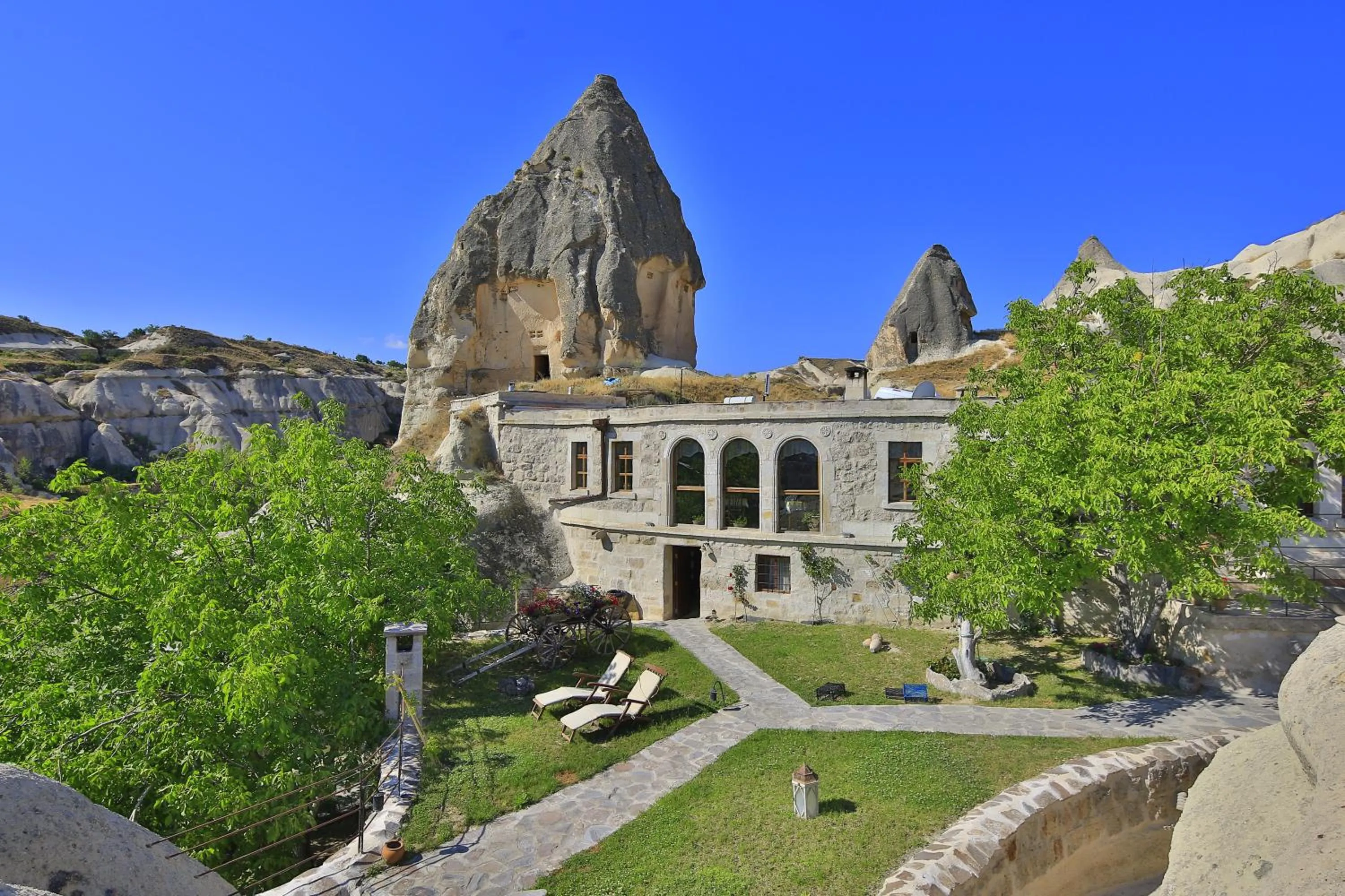 Restaurant/places to eat in Traveller's Cave Hotel