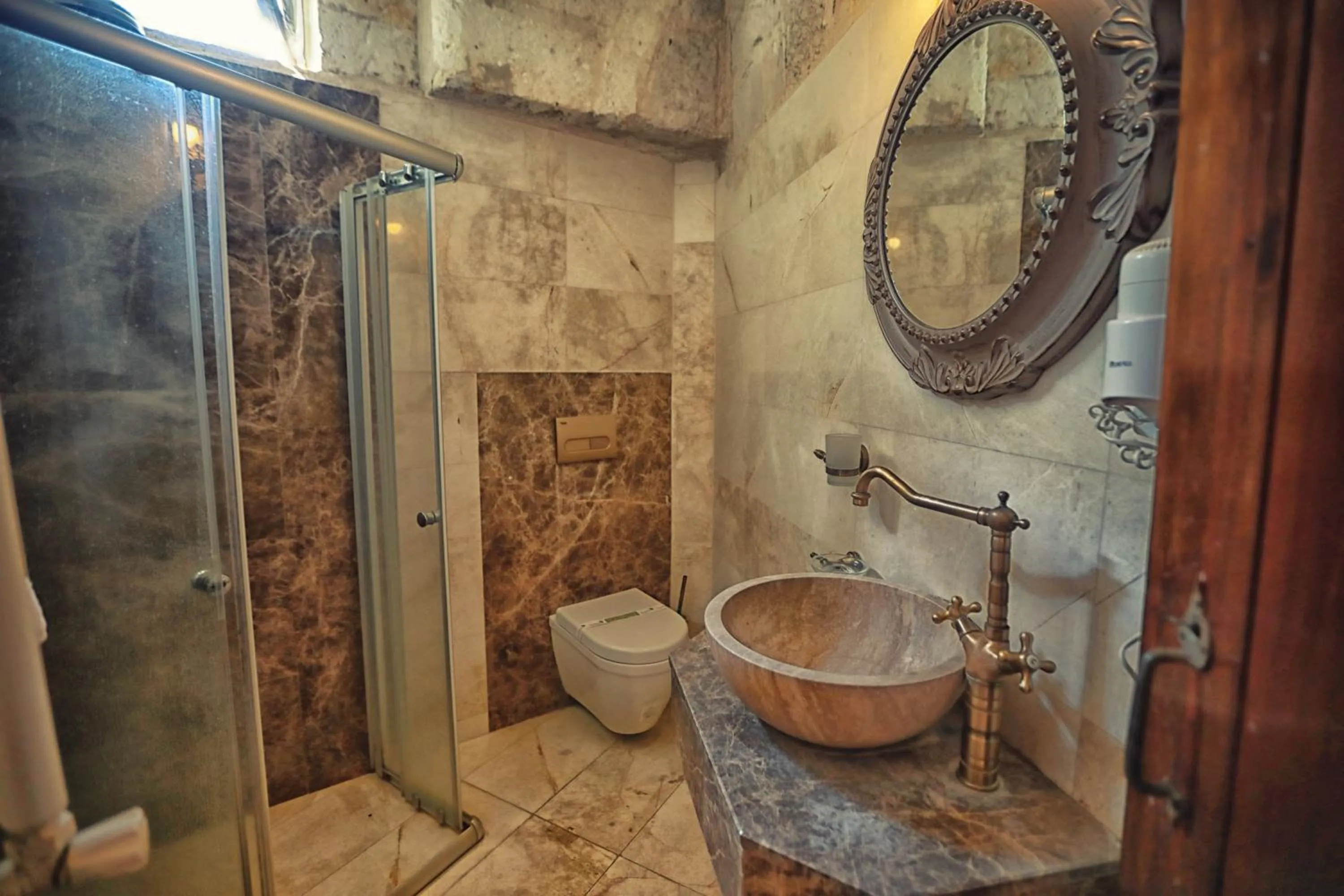 Bathroom in Traveller's Cave Hotel