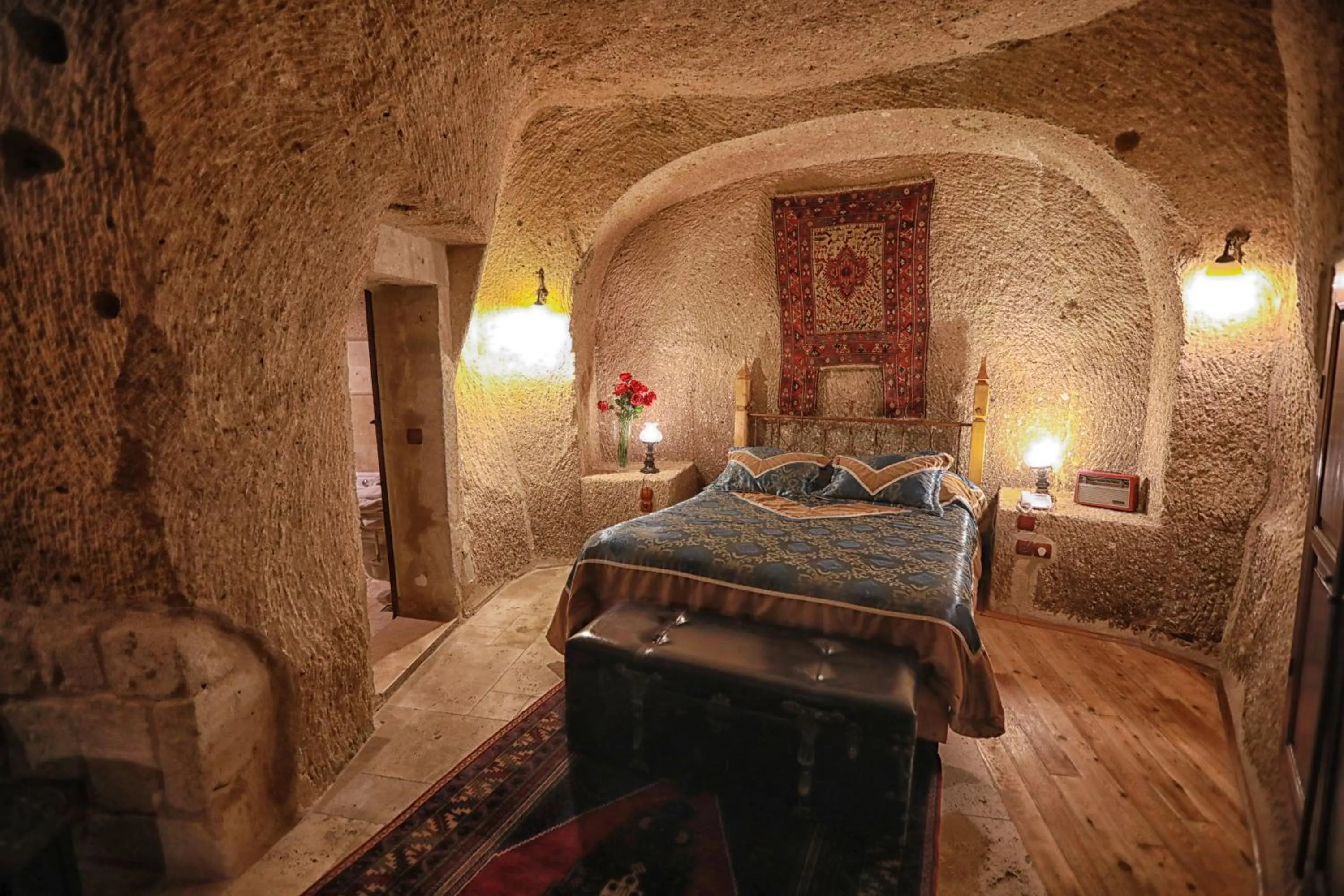 Bedroom, Bed in Traveller's Cave Hotel