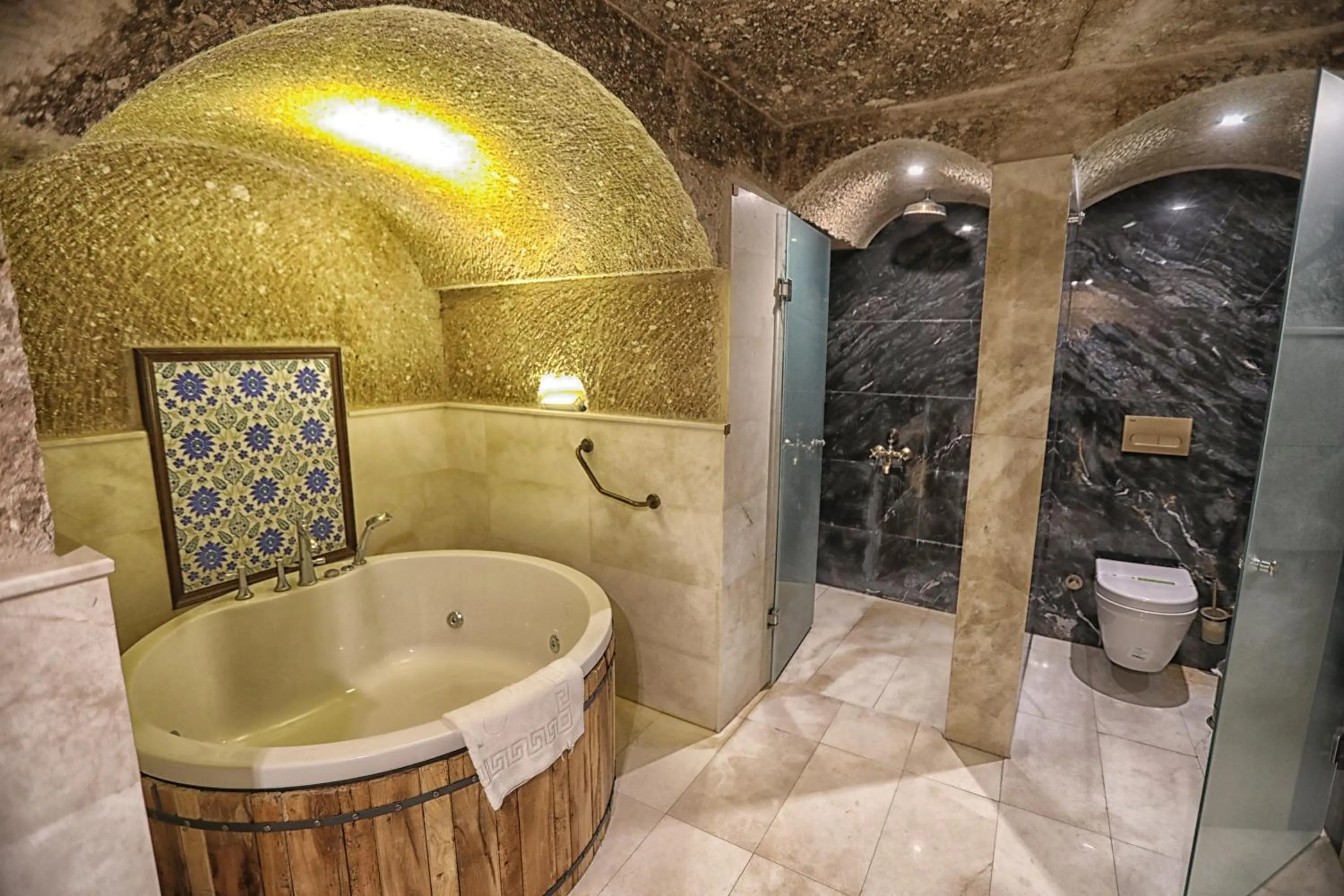 Shower in Traveller's Cave Hotel