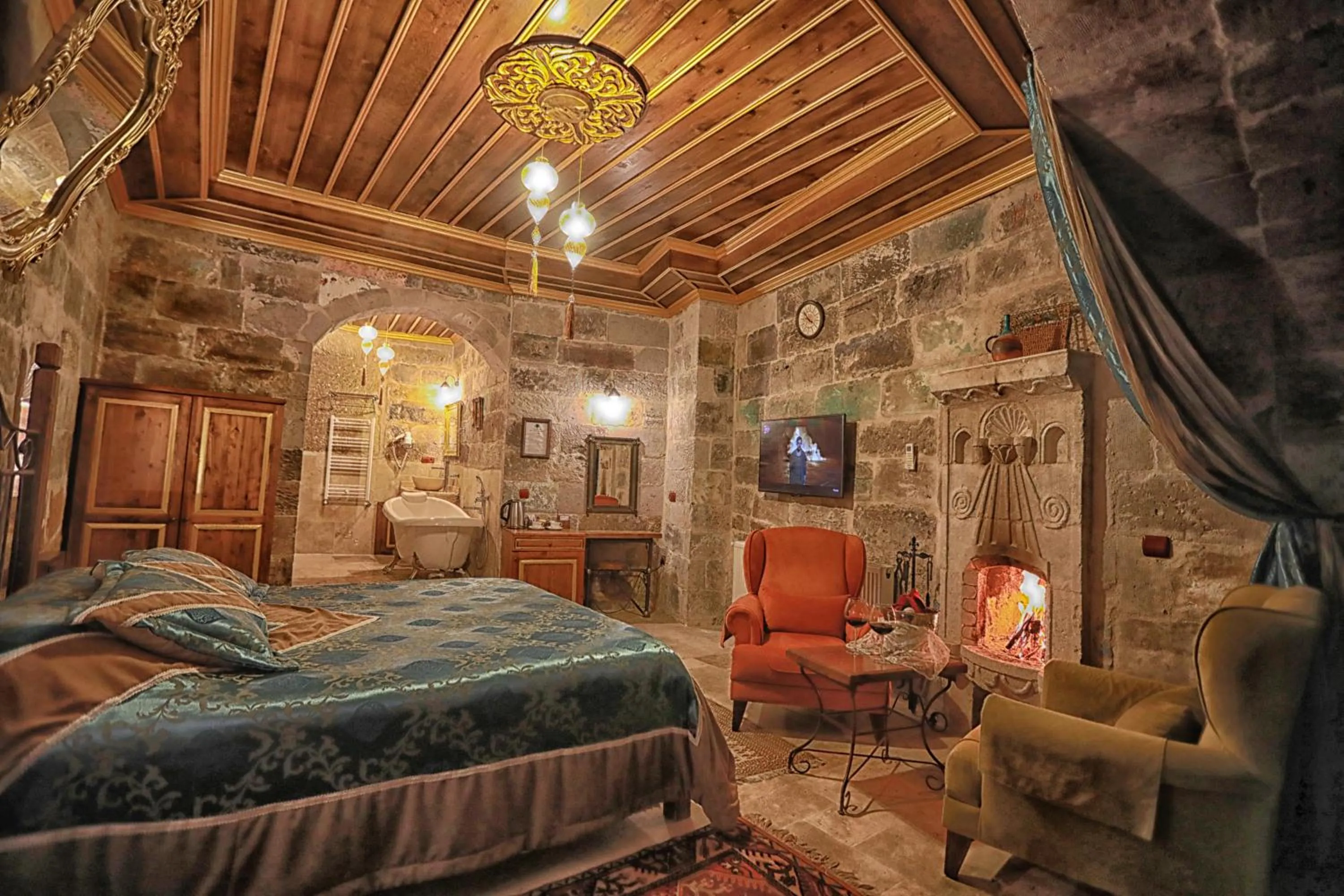 Photo of the whole room, Bed in Traveller's Cave Hotel