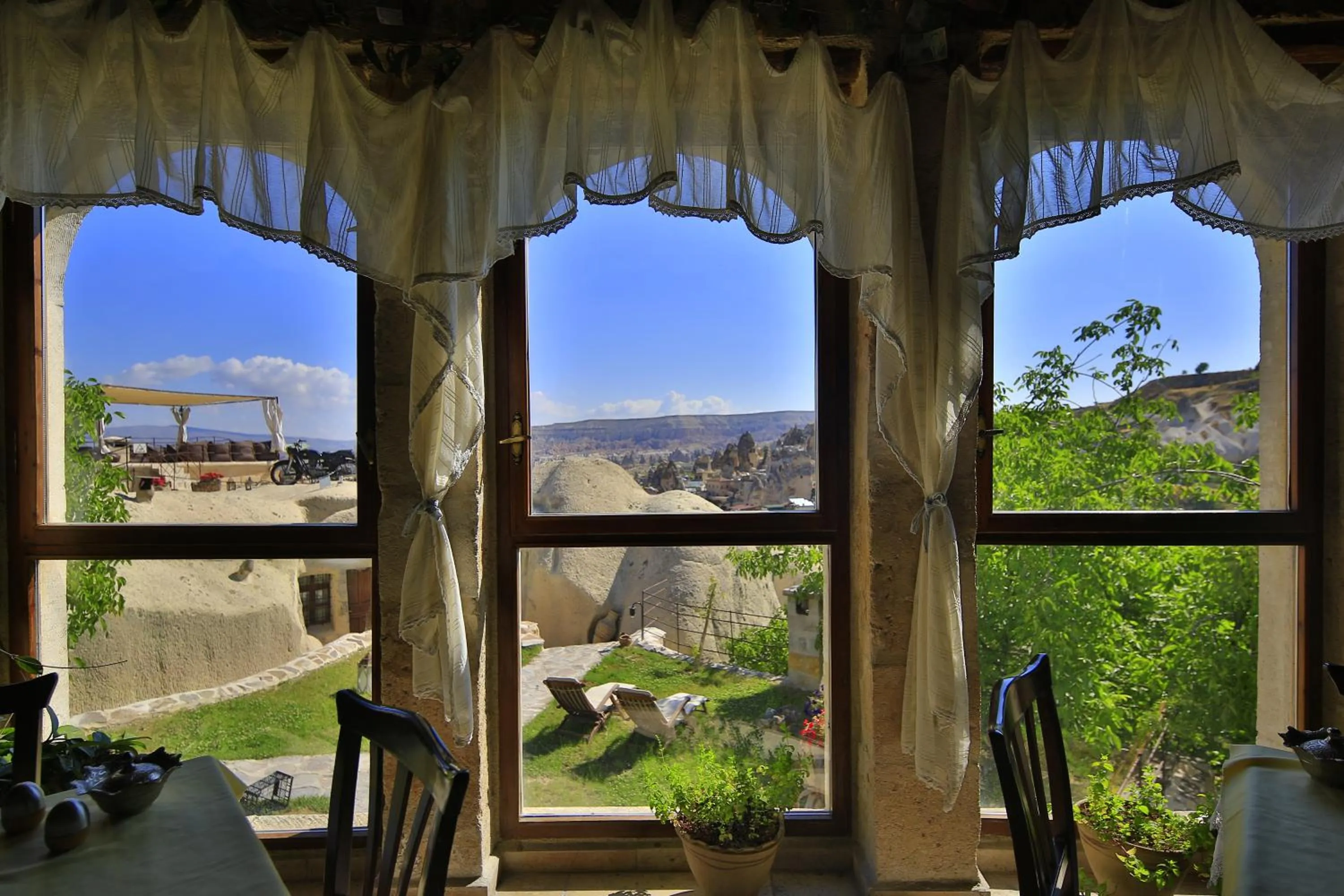 Restaurant/places to eat in Traveller's Cave Hotel