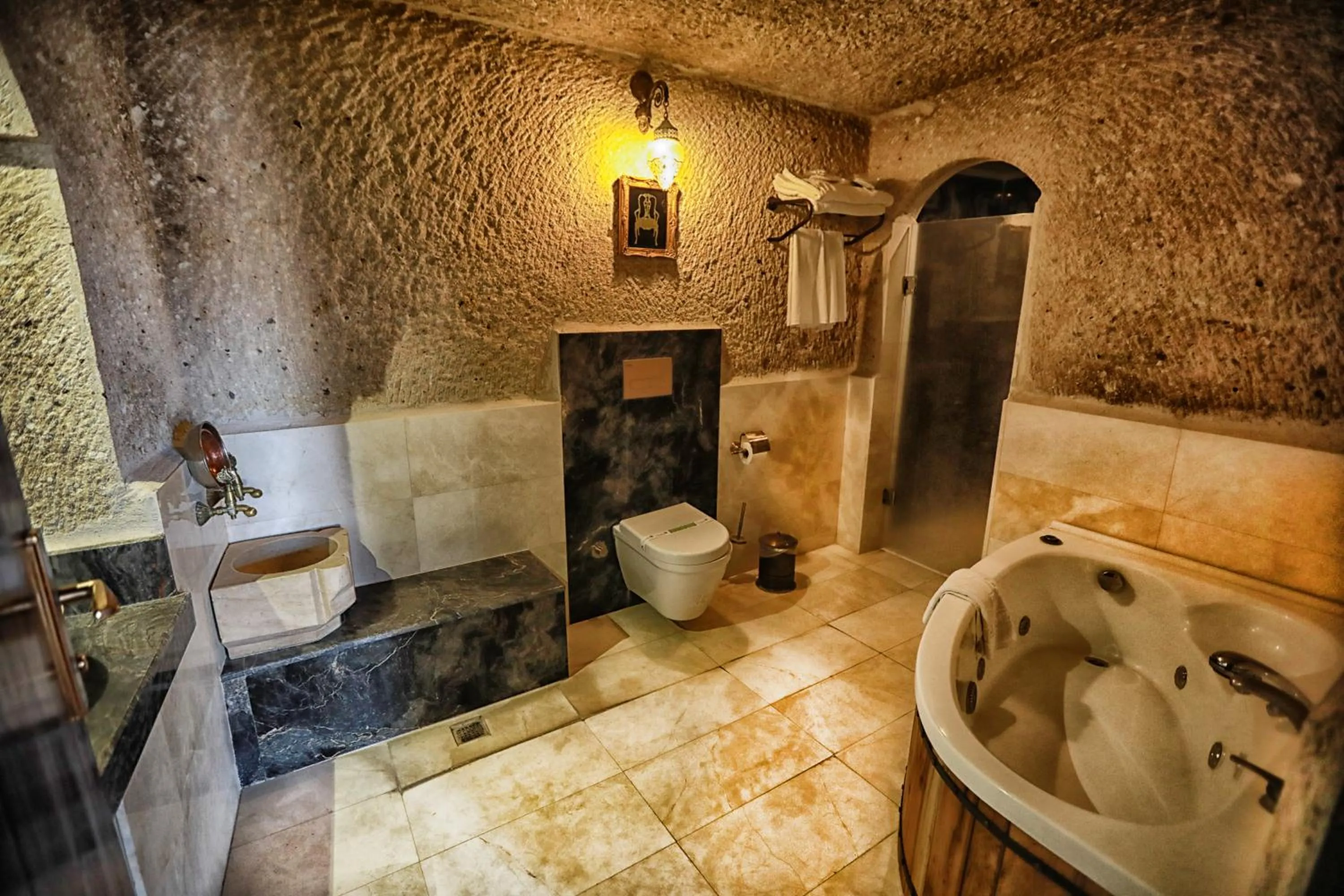 Bathroom in Traveller's Cave Hotel