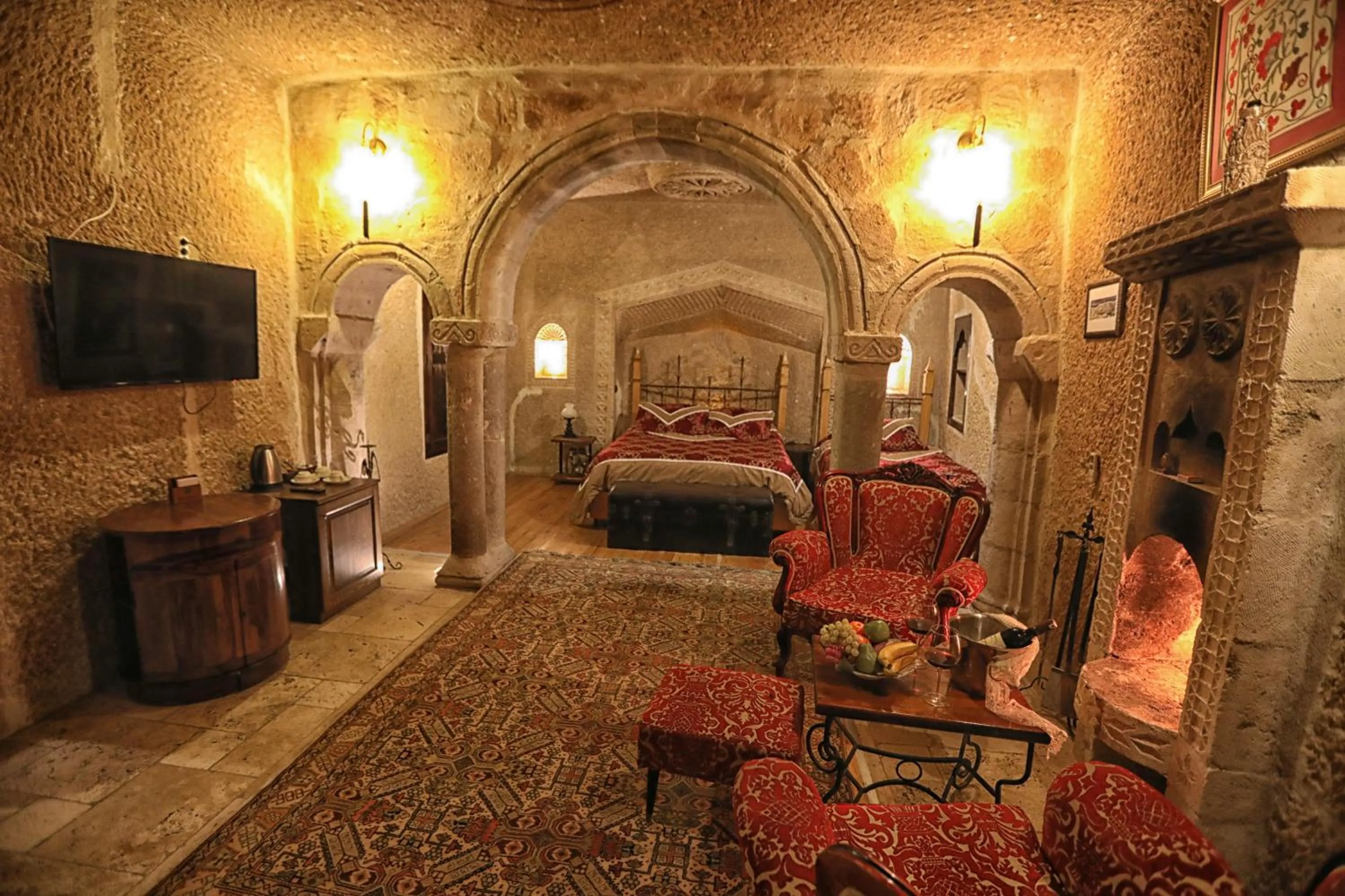 Bedroom, Bed in Traveller's Cave Hotel