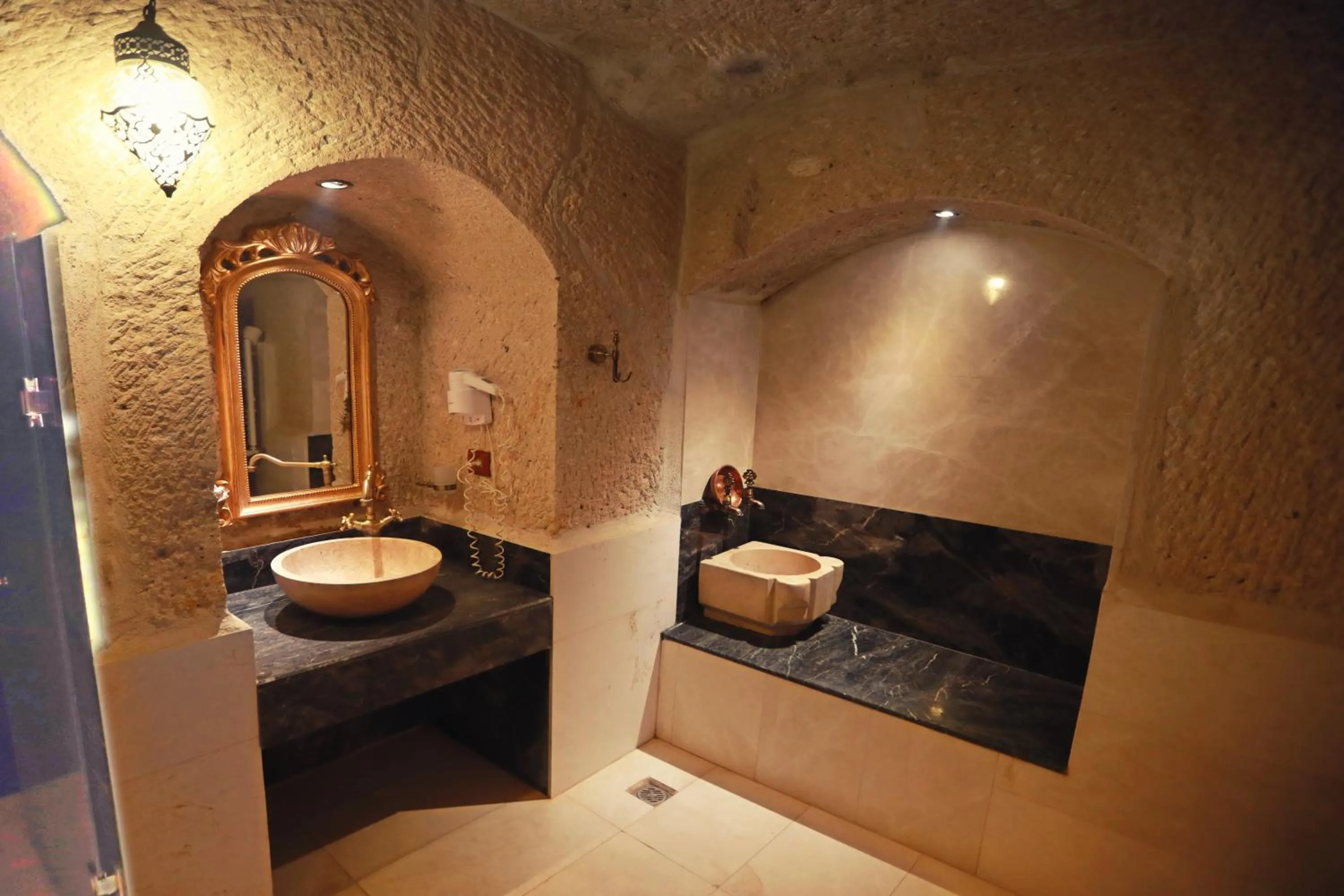 Bathroom in Traveller's Cave Hotel