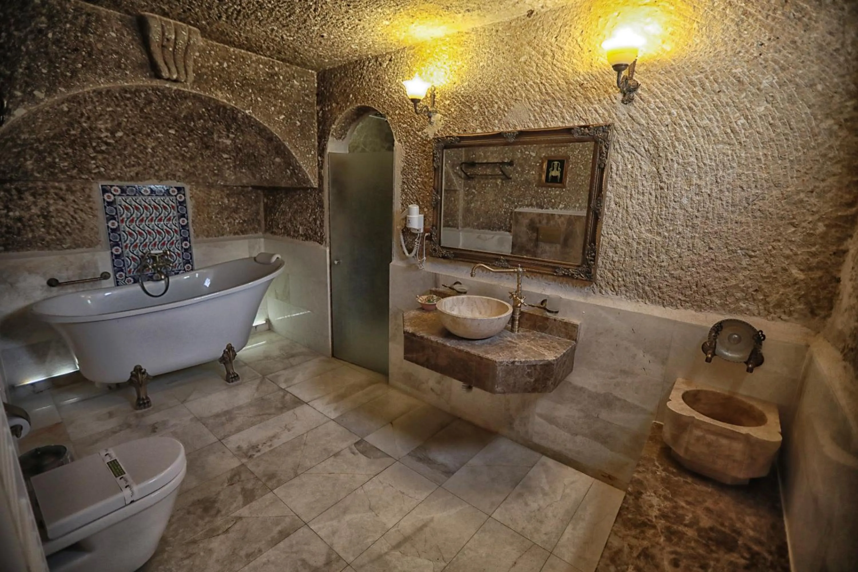 Bathroom in Traveller's Cave Hotel