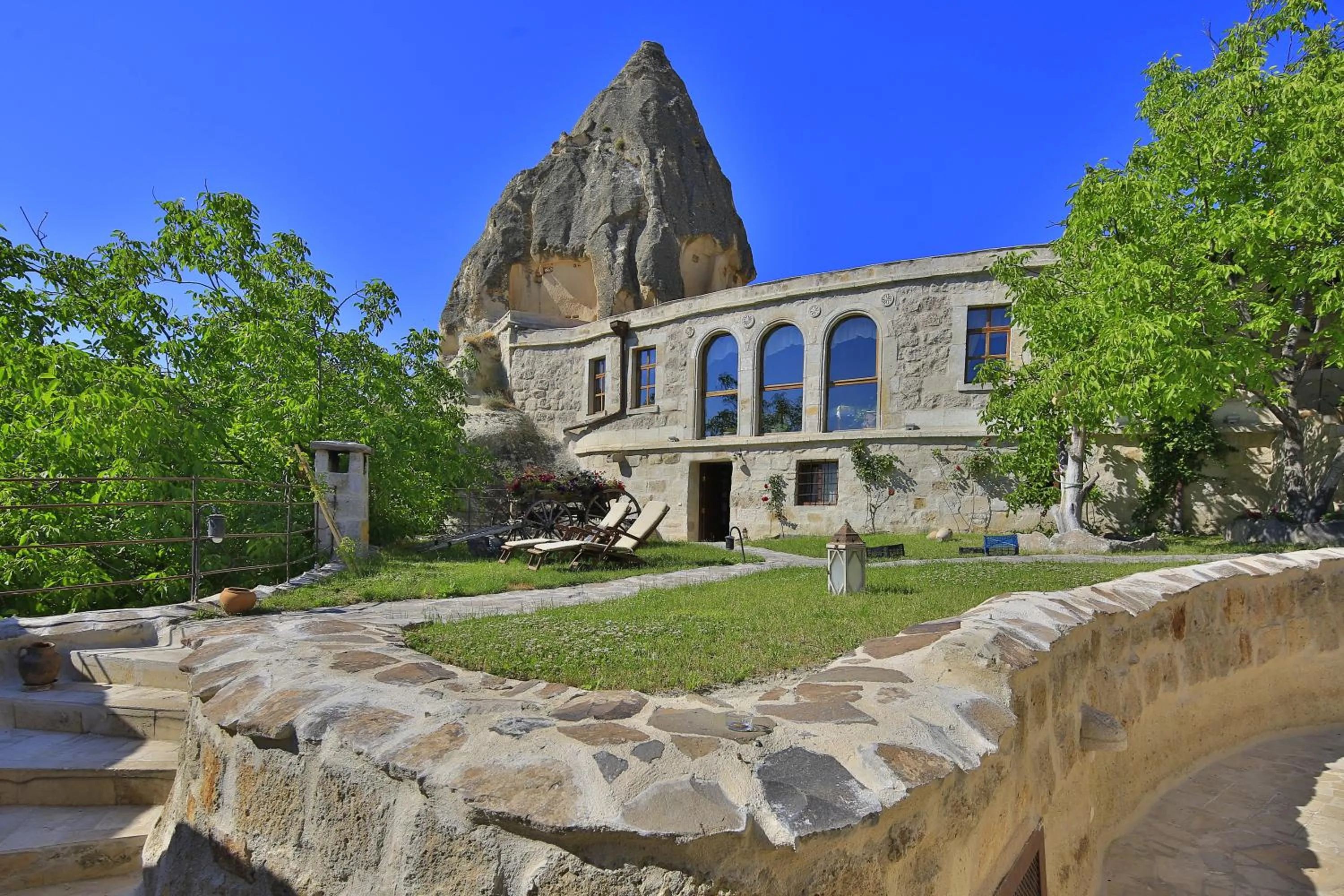 Restaurant/places to eat in Traveller's Cave Hotel