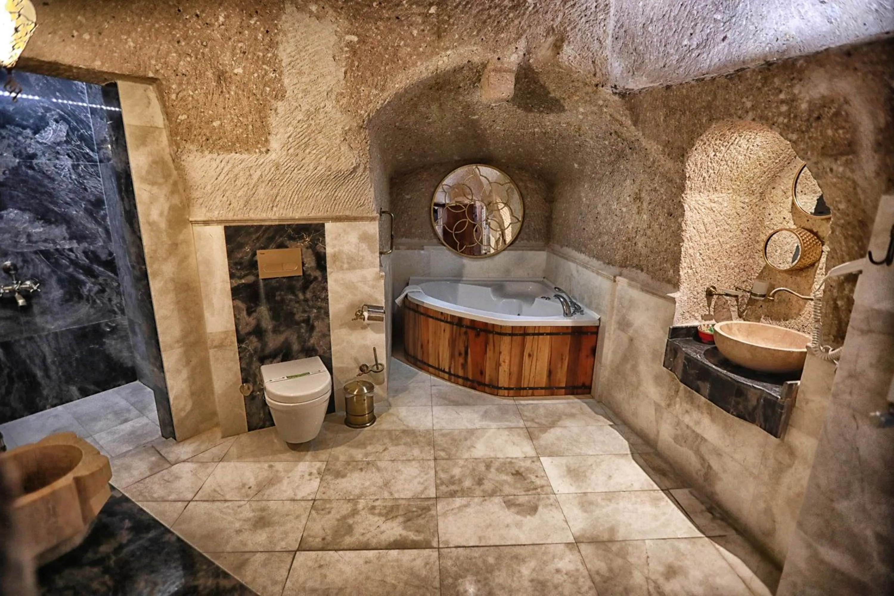 Bathroom in Traveller's Cave Hotel