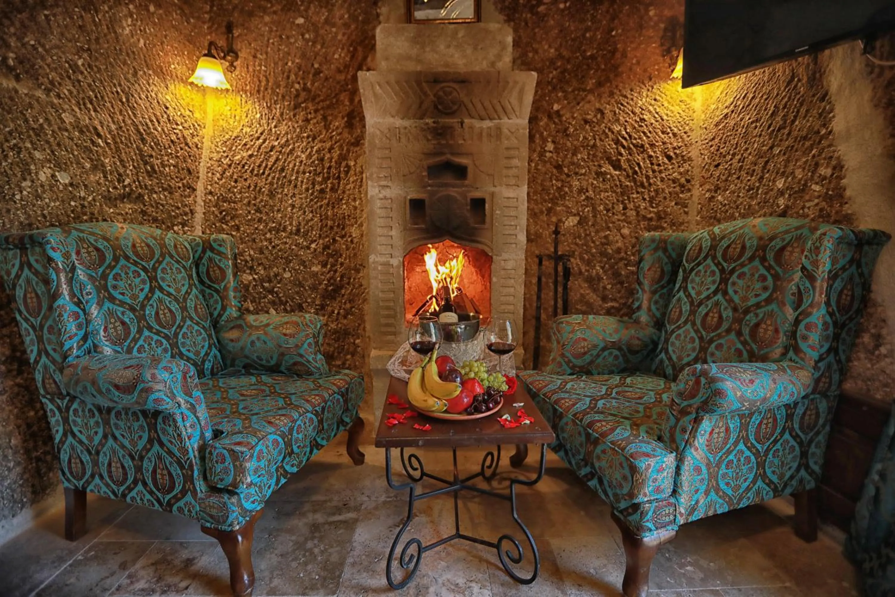 Living room in Traveller's Cave Hotel