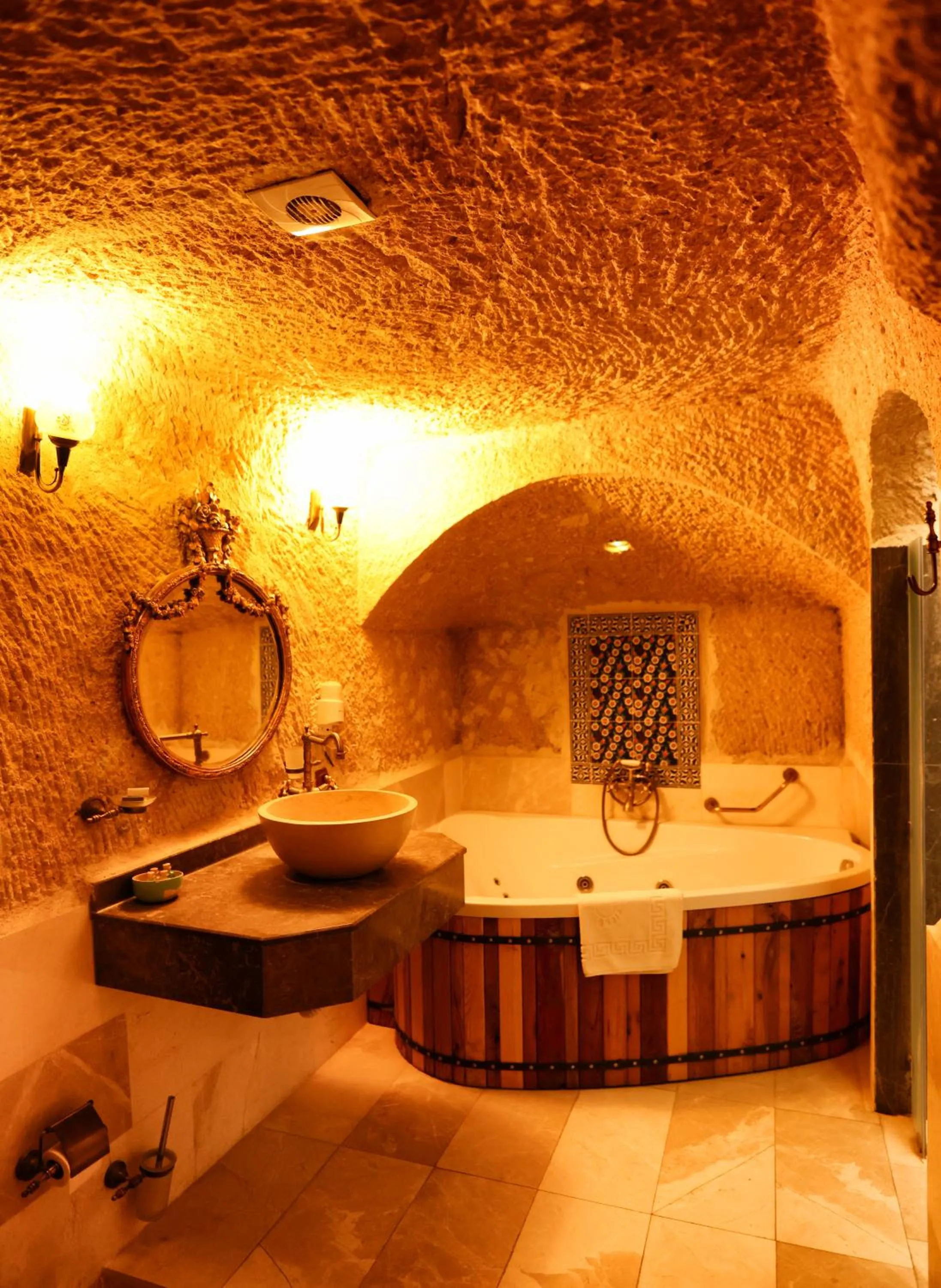 Bathroom in Traveller's Cave Hotel