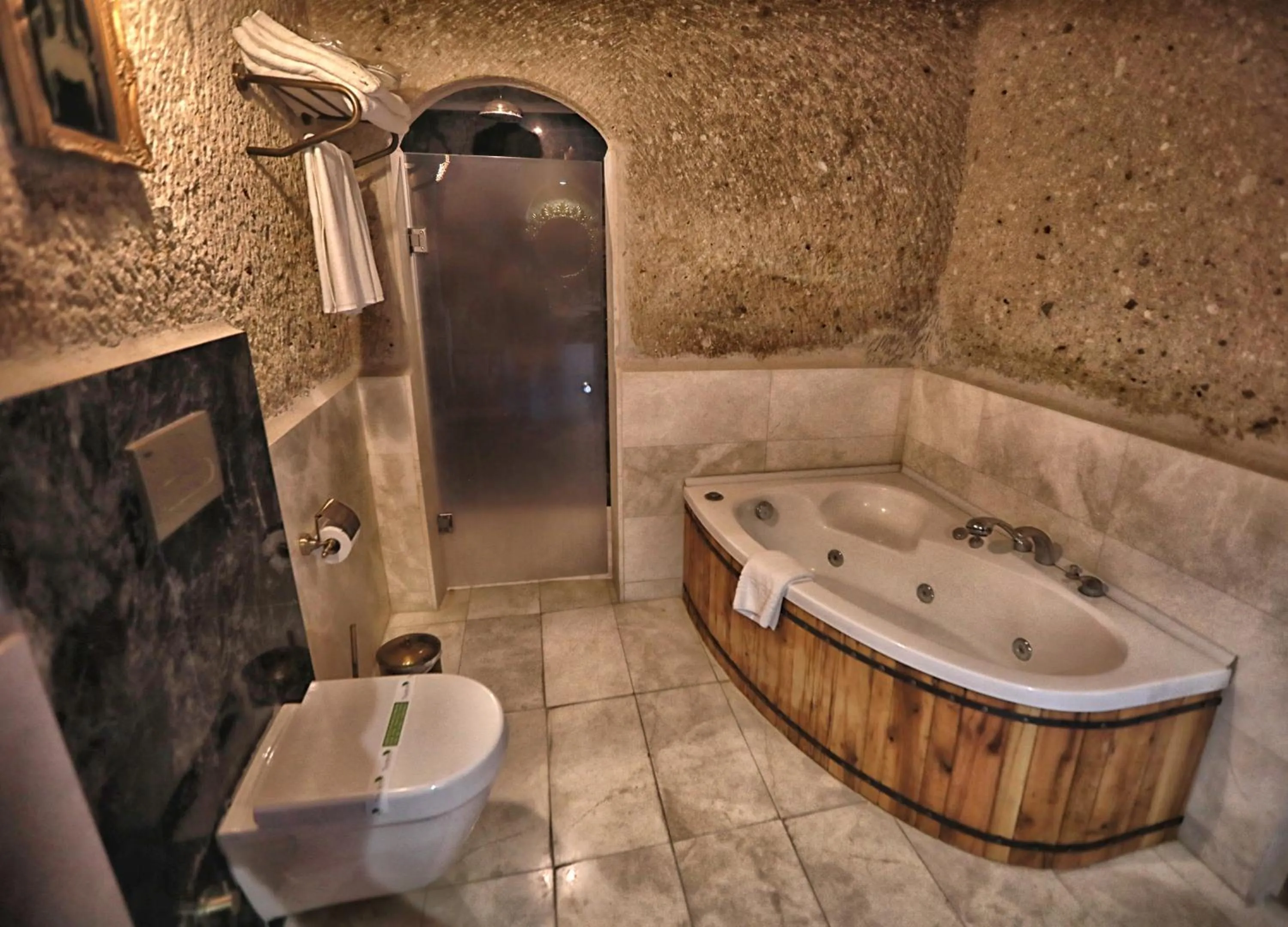 Bathroom in Traveller's Cave Hotel