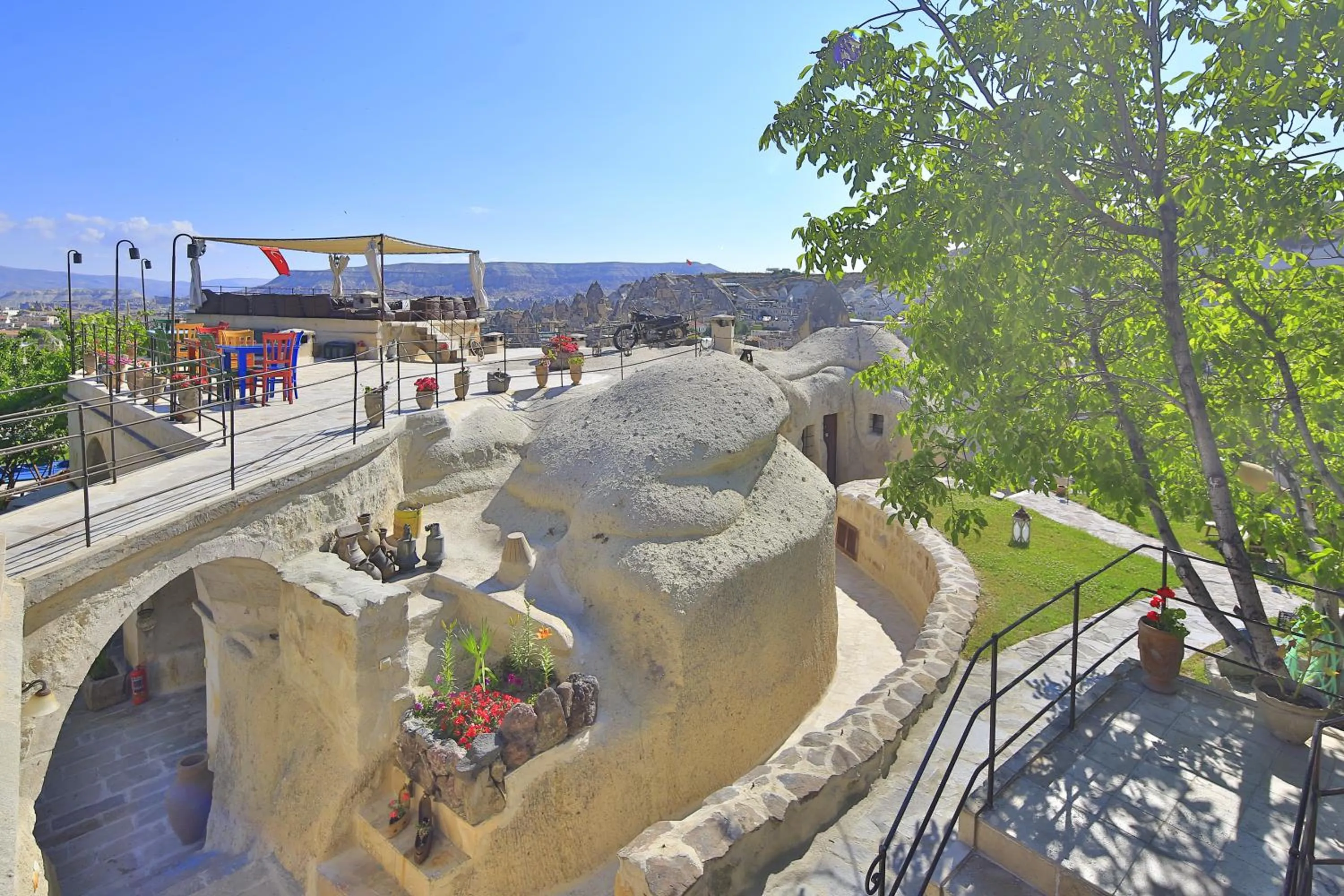 Restaurant/places to eat in Traveller's Cave Hotel