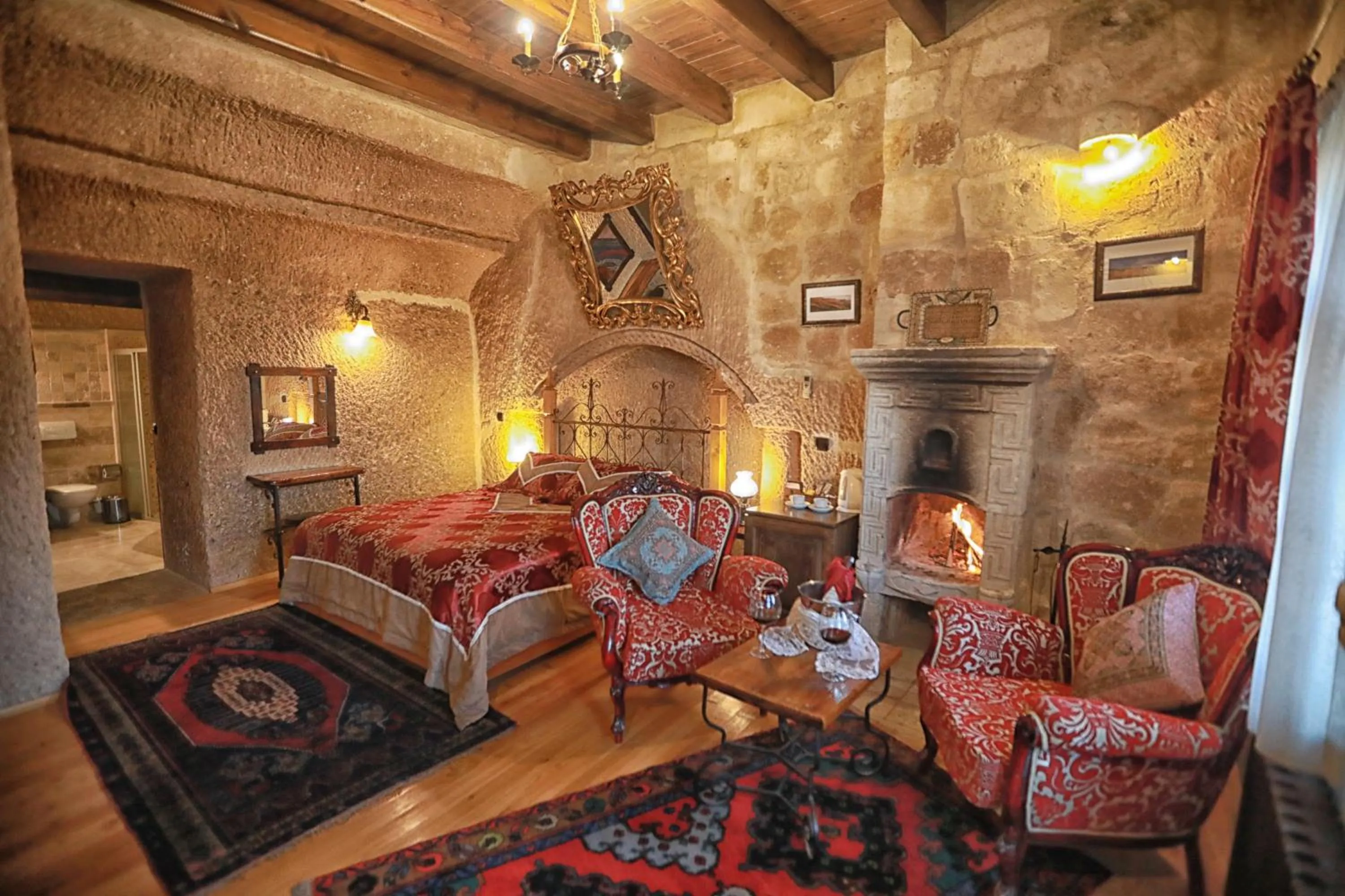 Bedroom, Bed in Traveller's Cave Hotel