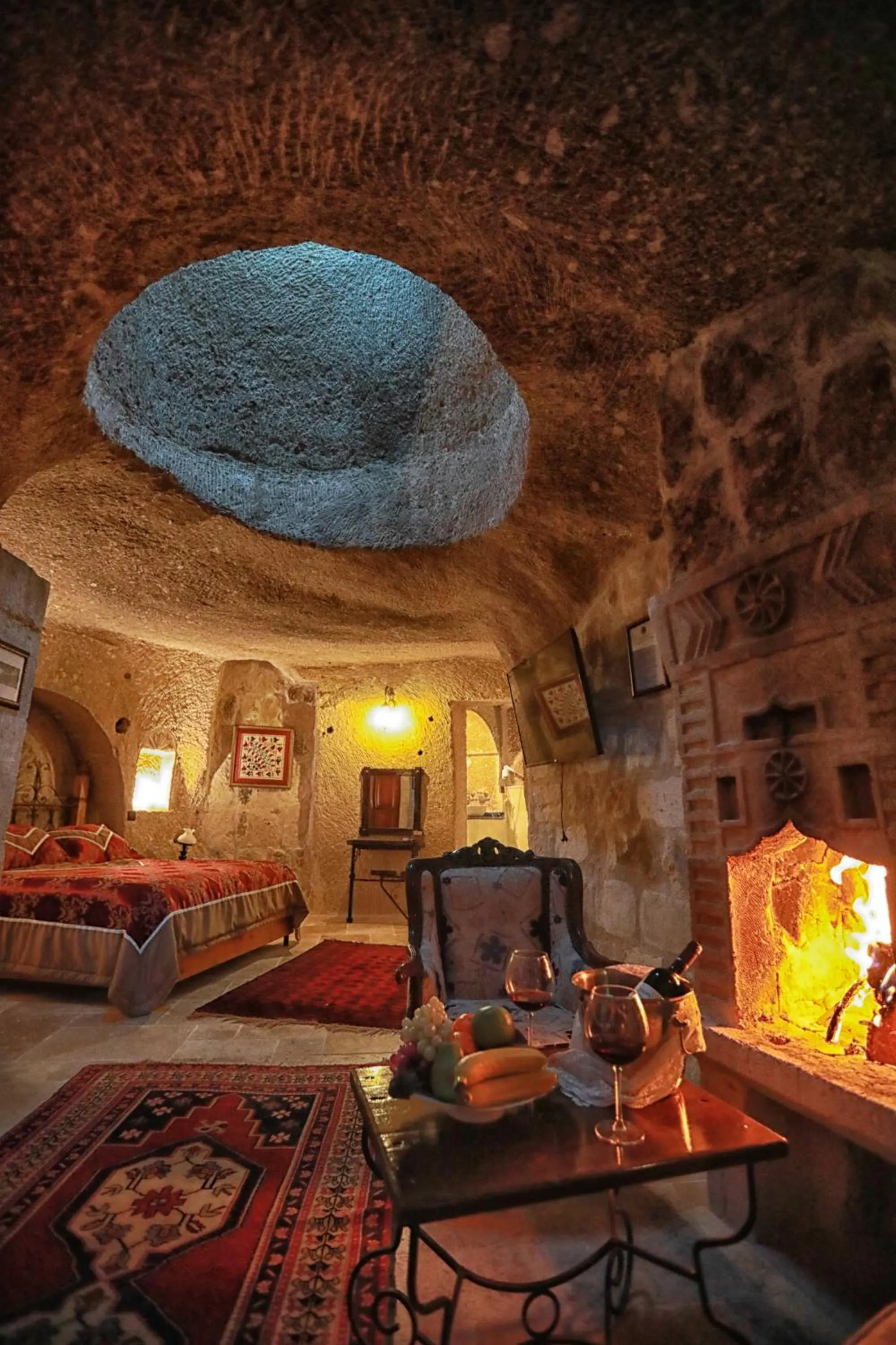 Photo of the whole room, Bed in Traveller's Cave Hotel