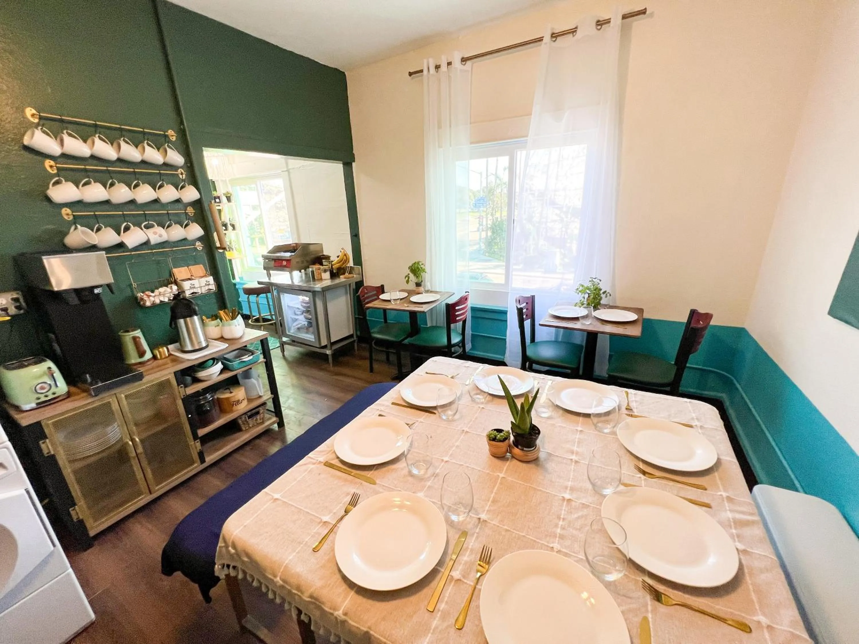 Dining area in ITH San Diego Mission Beach Backpacker Hostel