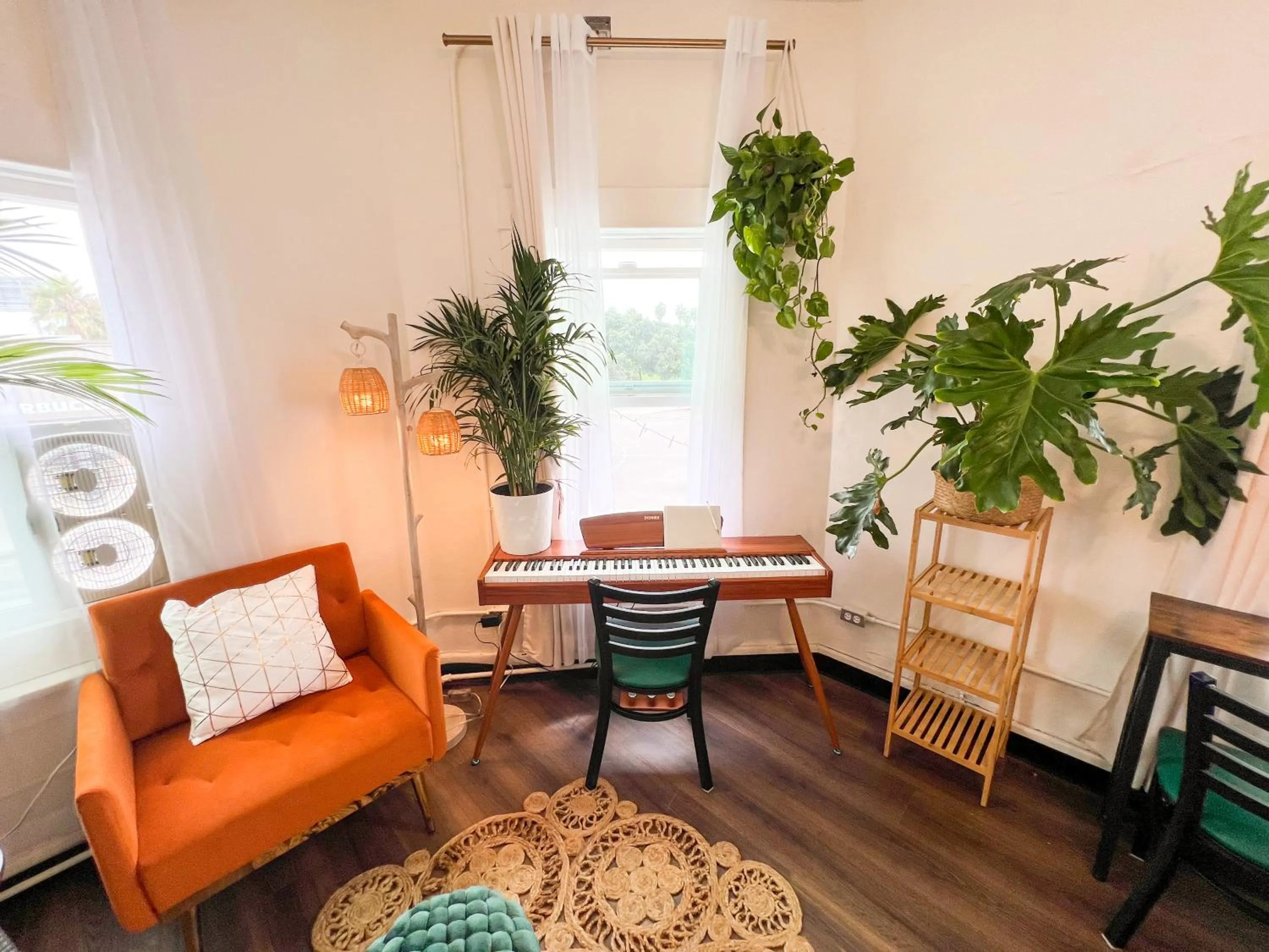 Living room in ITH San Diego Mission Beach Backpacker Hostel