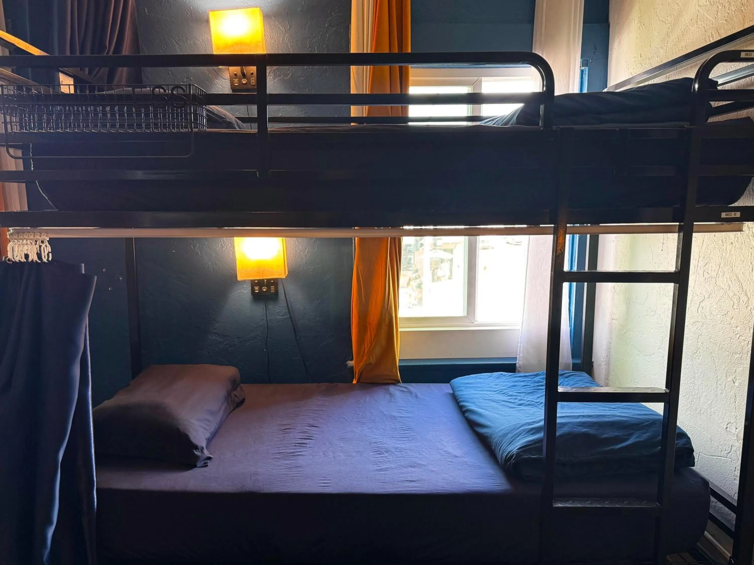 bunk bed, Bed in ITH San Diego Mission Beach Backpacker Hostel