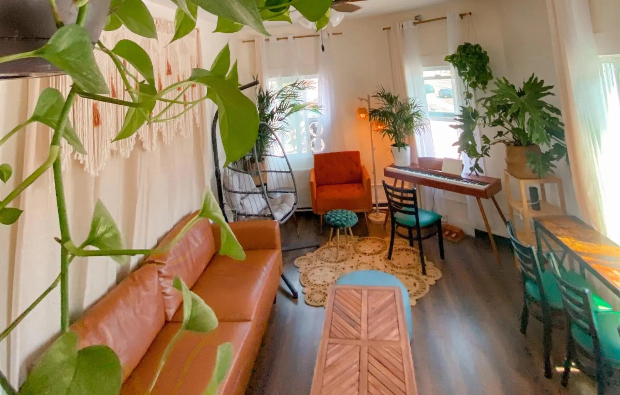 Living room in ITH San Diego Mission Beach Backpacker Hostel