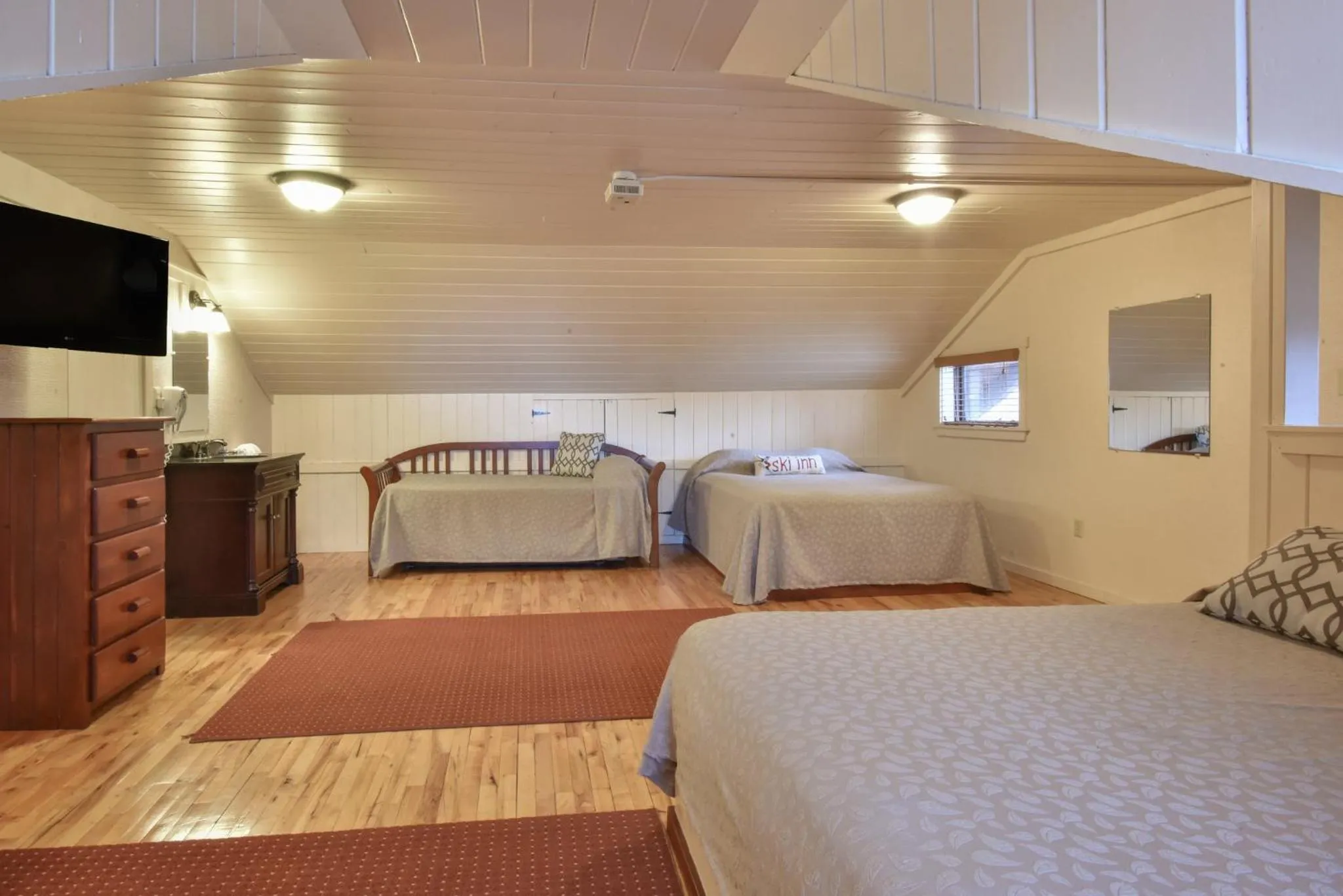 Photo of the whole room, Bed in Seven Springs Resort Properties