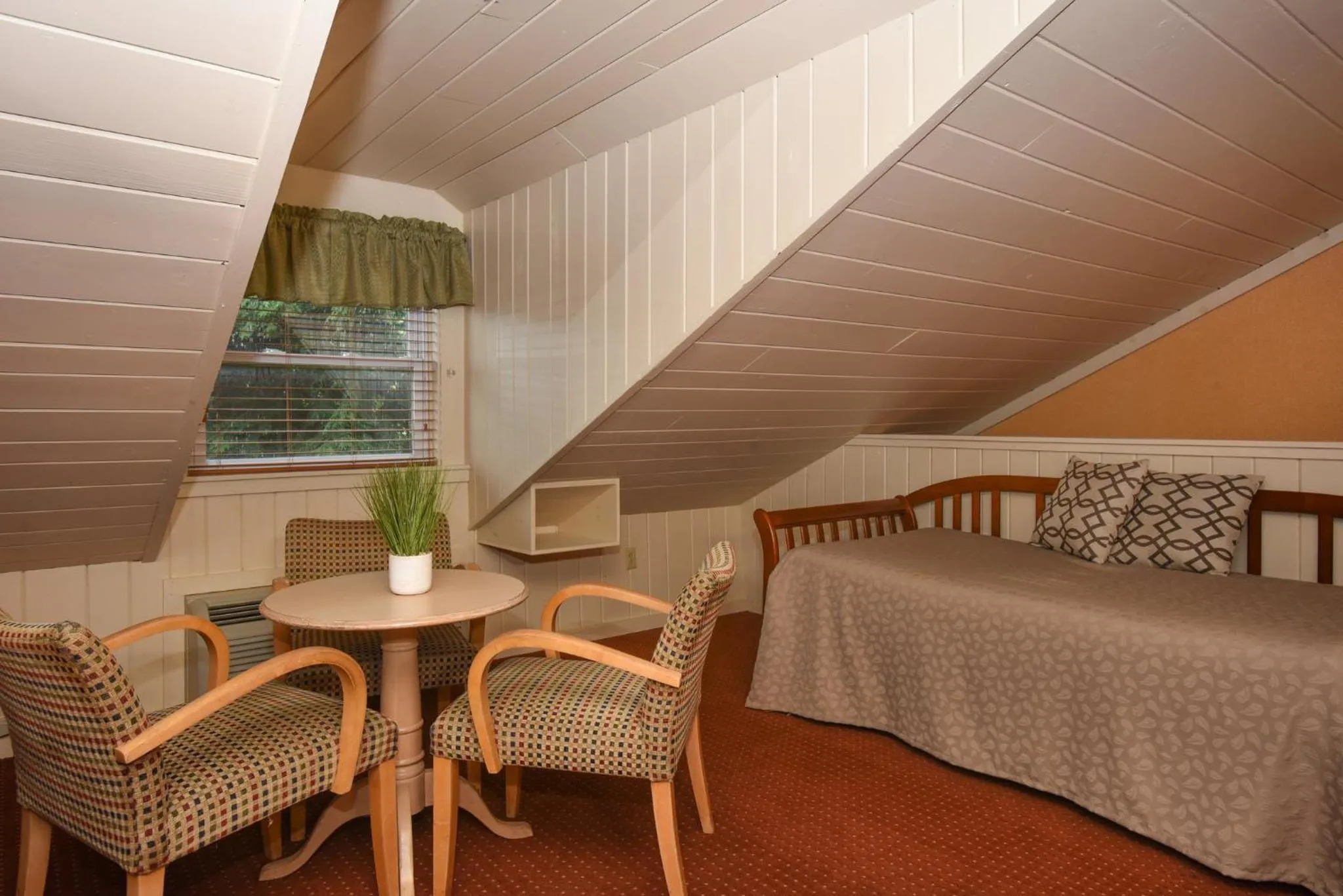Photo of the whole room, Bed in Seven Springs Resort Properties