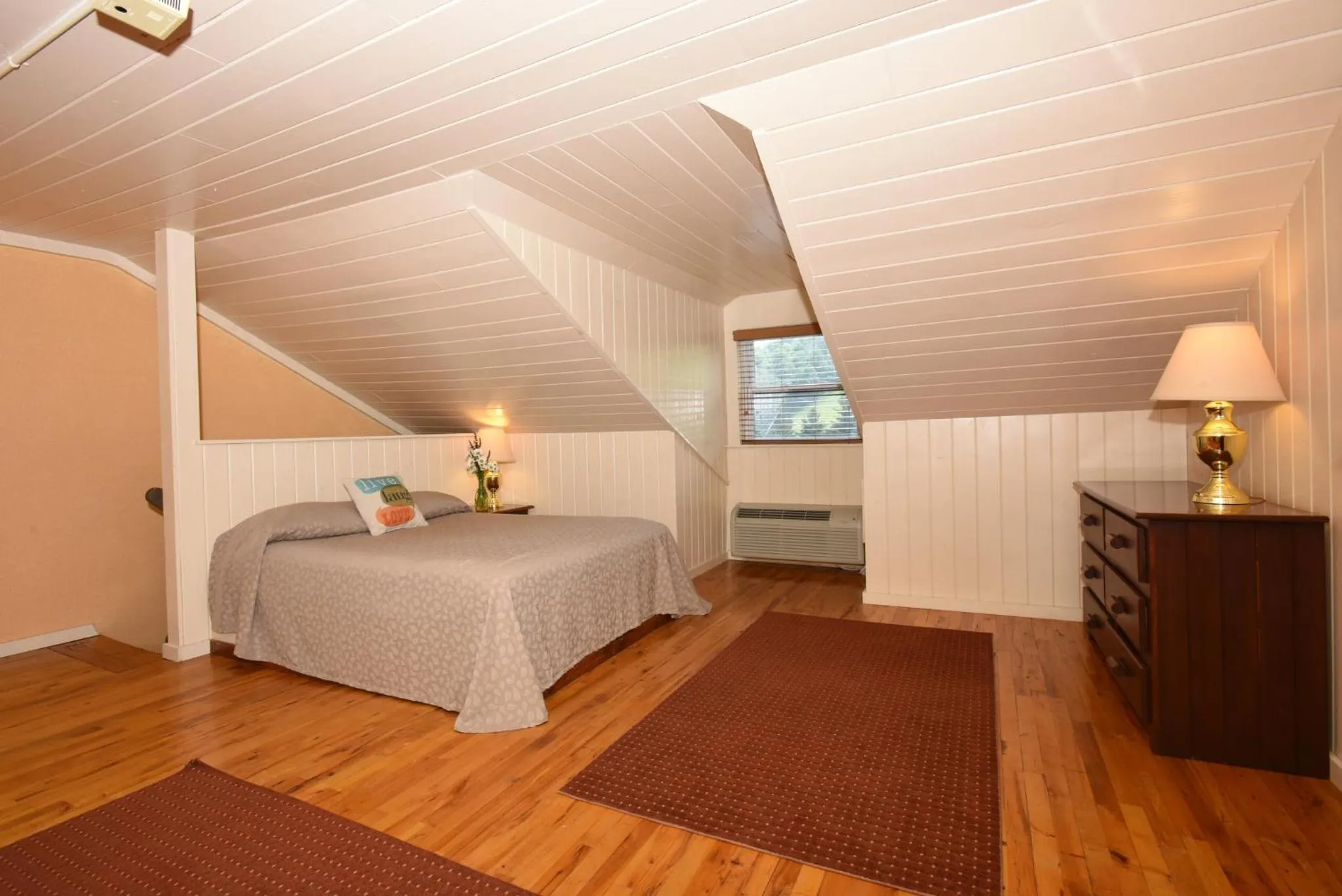 Photo of the whole room, Bed in Seven Springs Resort Properties