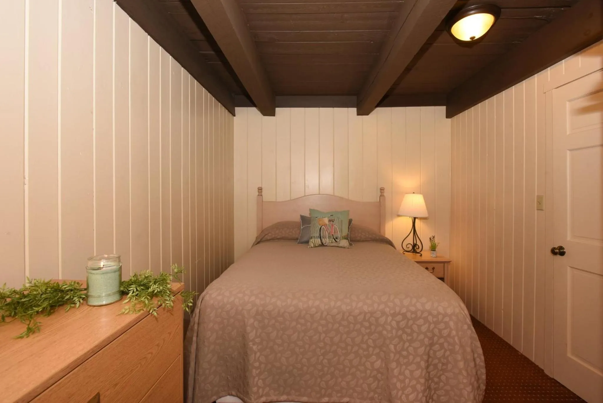 Photo of the whole room, Bed in Seven Springs Resort Properties