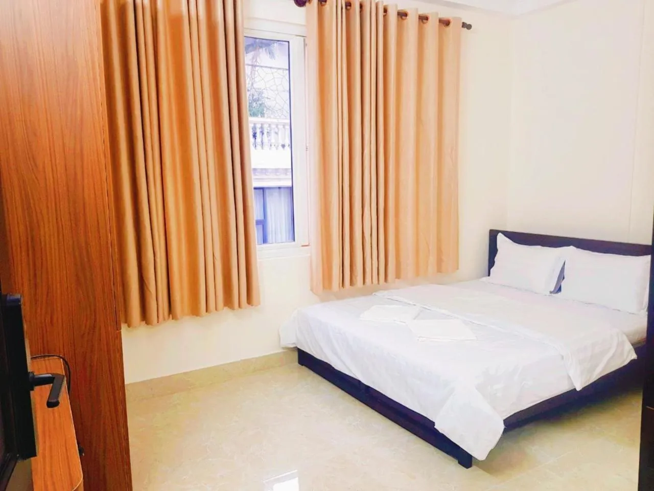 Bedroom, Bed in Hong Vinh Hotel