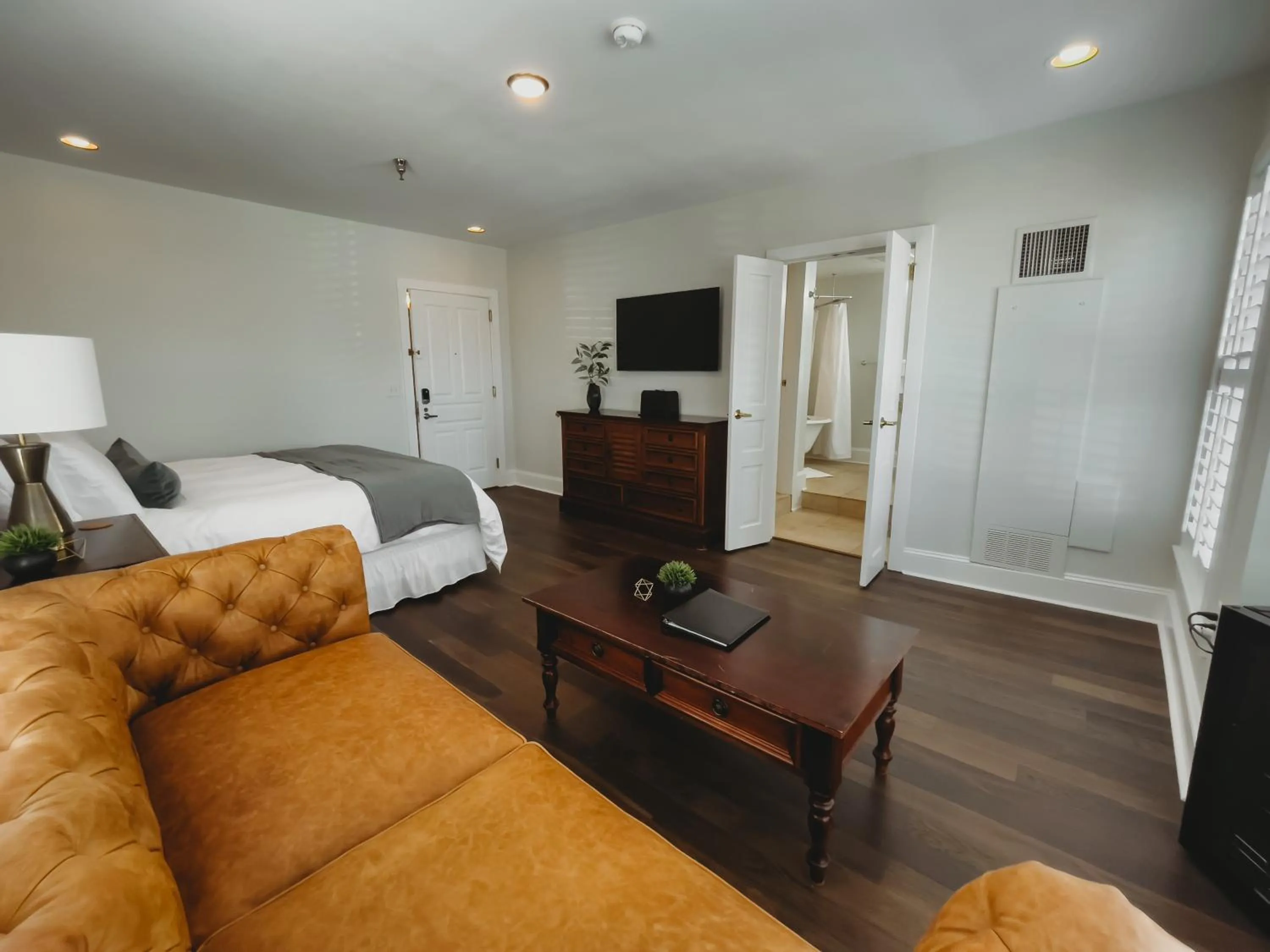 Bed in The Jefferson Inn