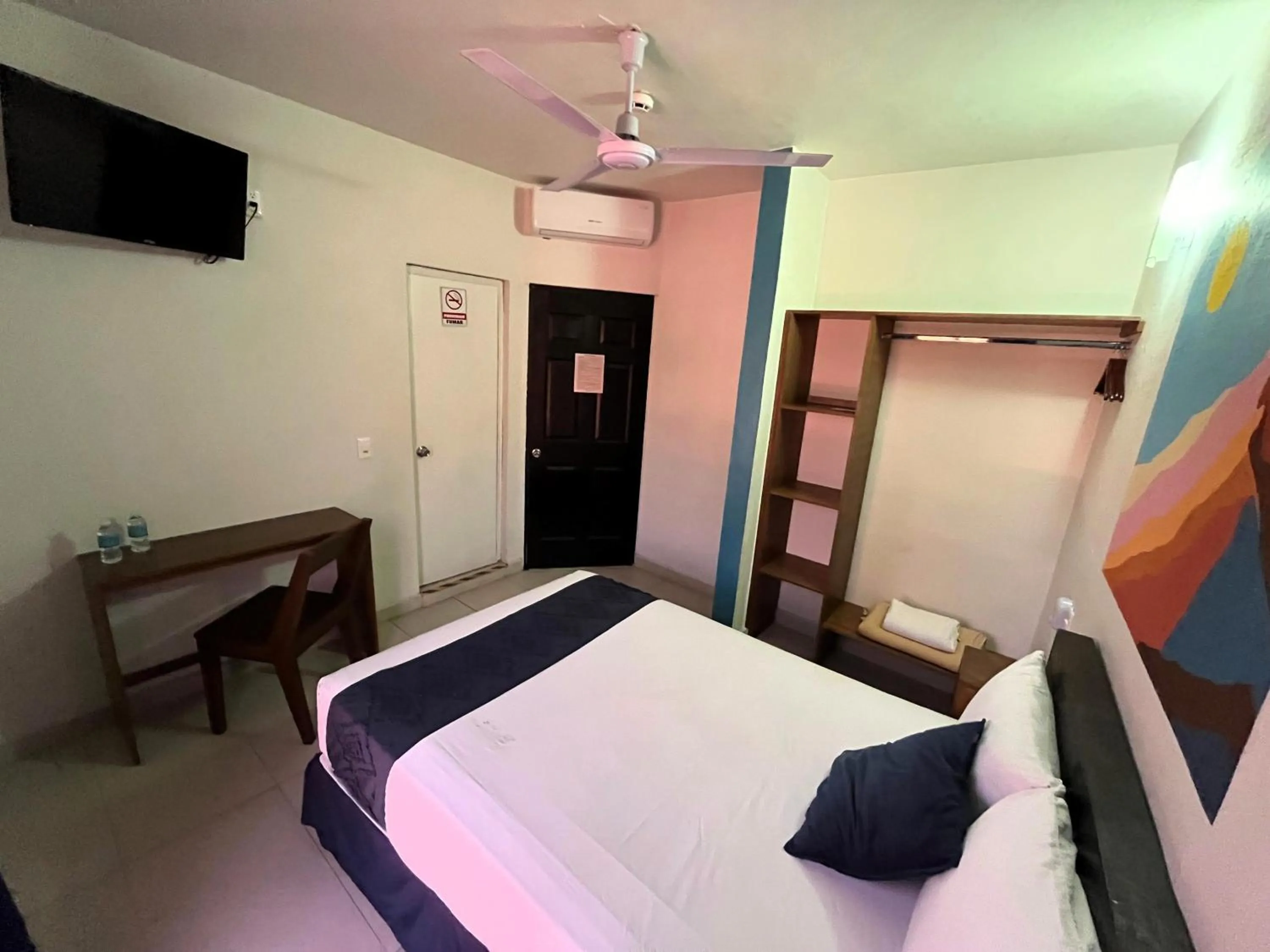 hair dresser, Bed in Hotel Juarez 70