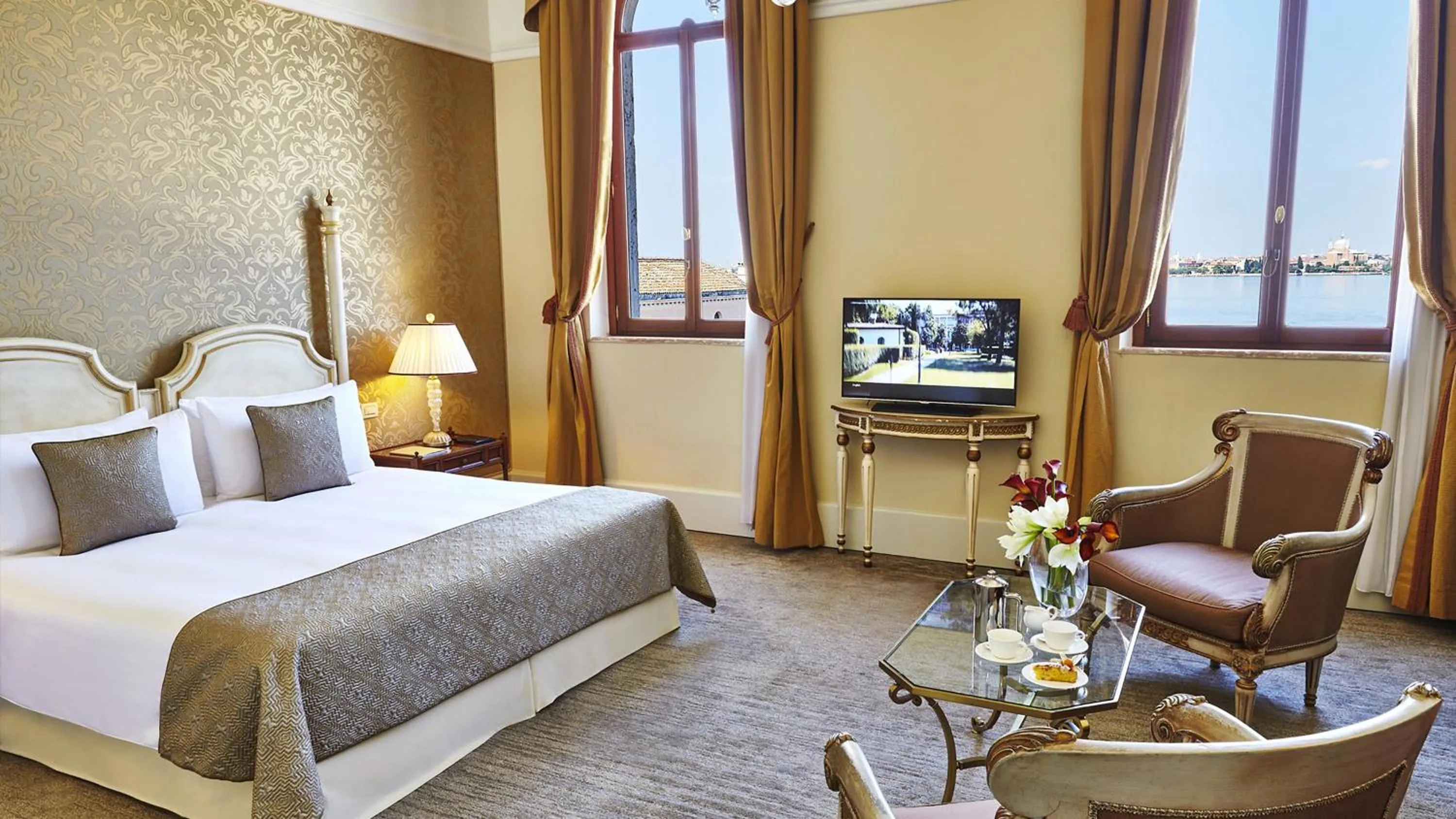 Photo of the whole room, Bed in San Clemente Palace Venice